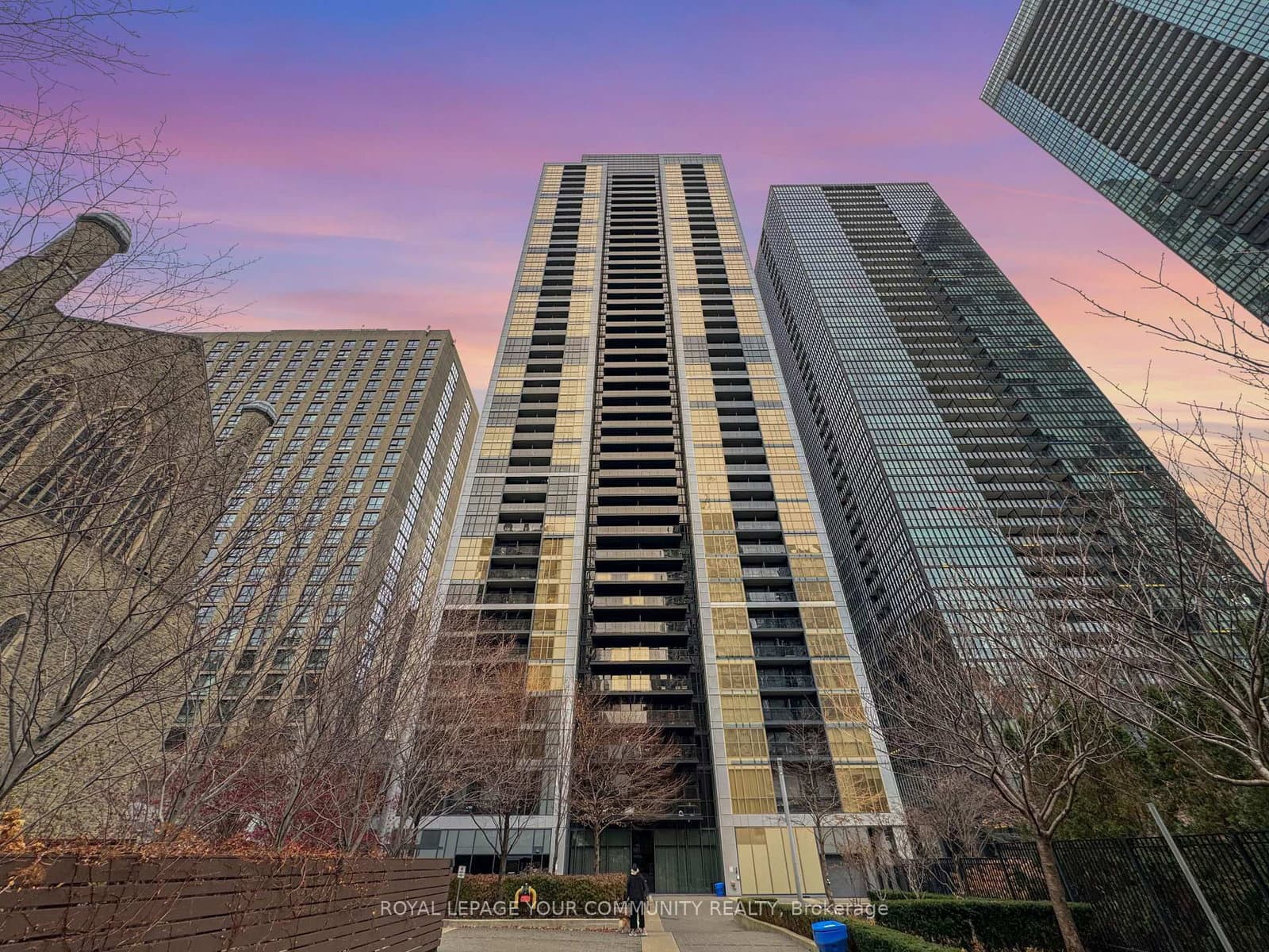 28 Ted Rogers Way, Unit 206