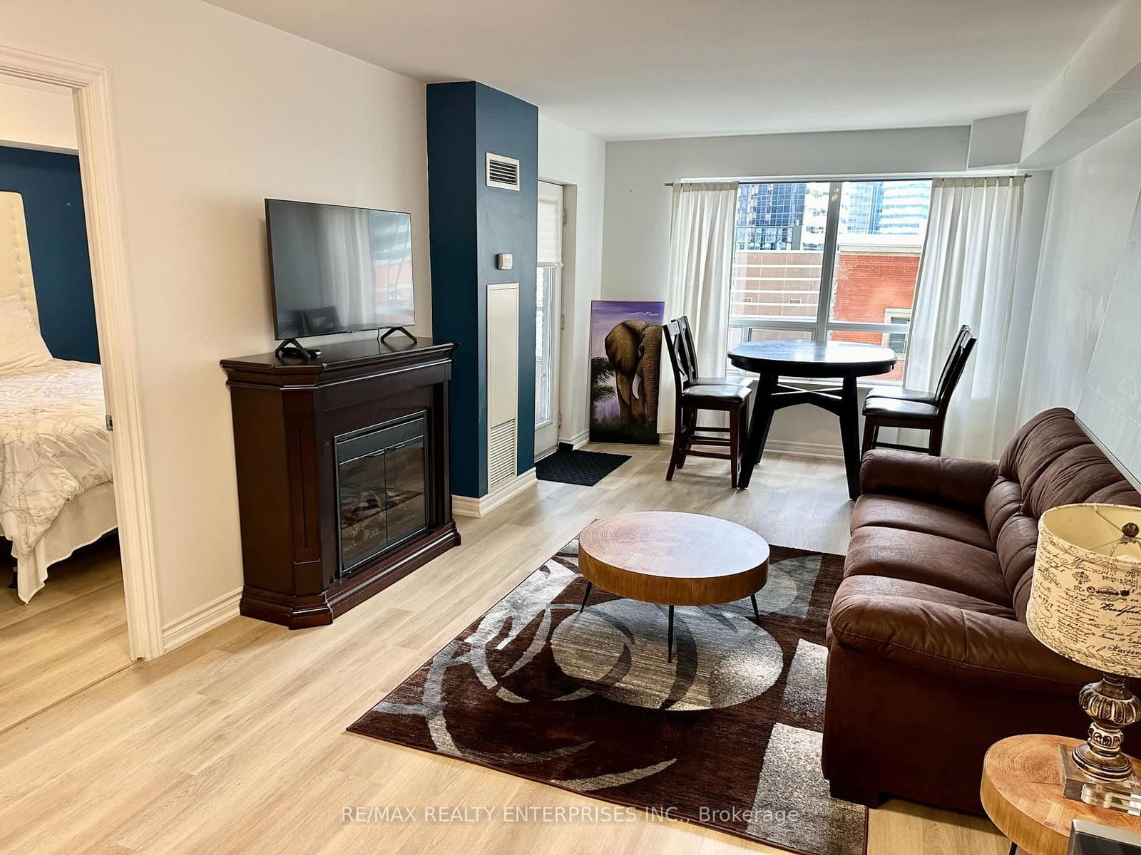 #436 - 250 Wellington Street W