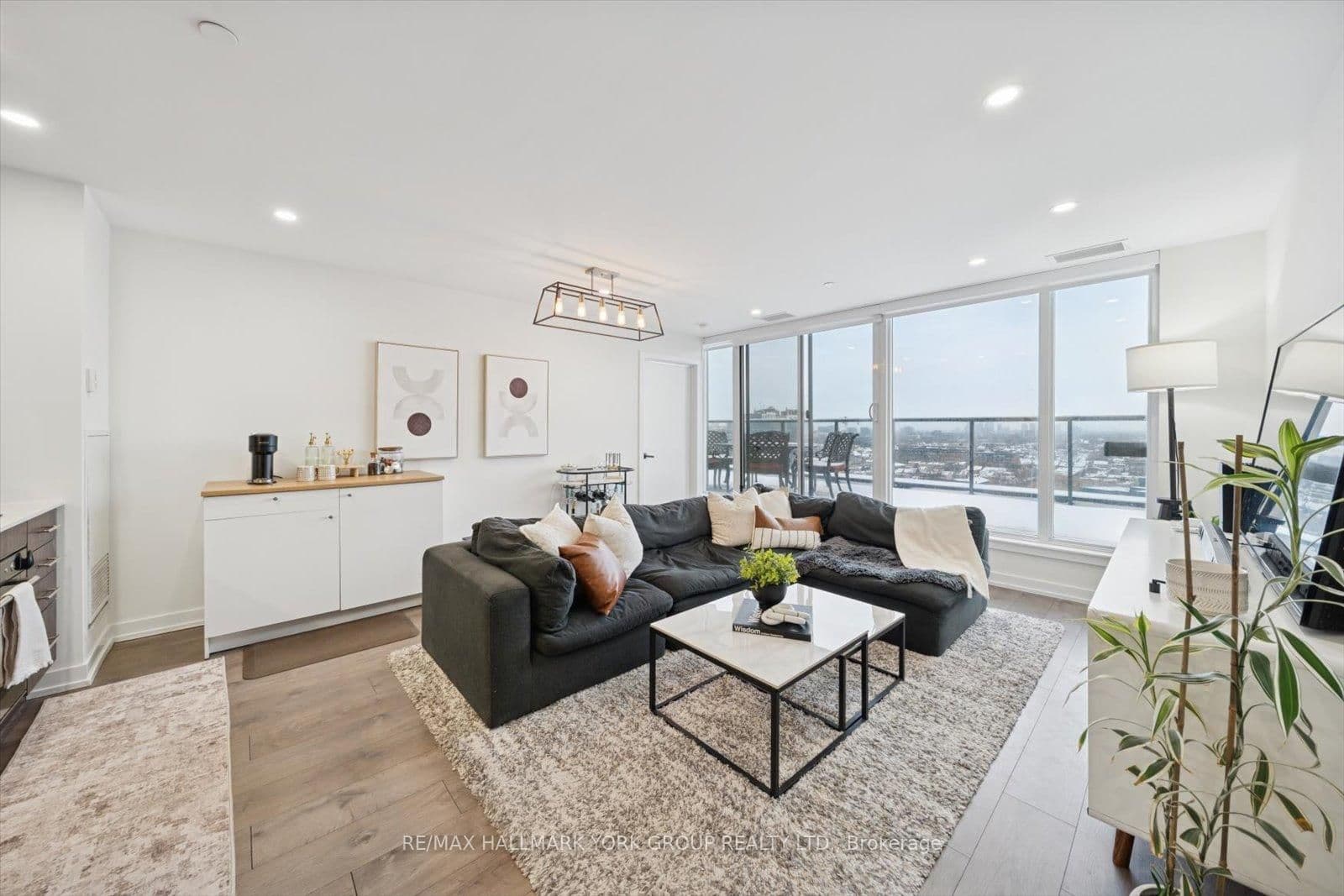 297 College Street, Unit 1607