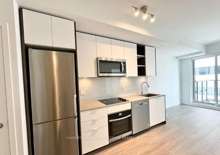 #933 - 543 Richmond Street W