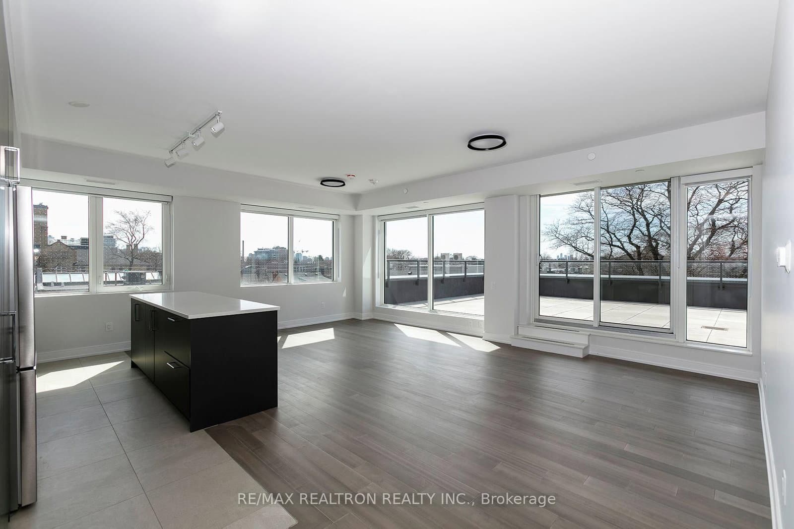 #702 - 664 Spadina Avenue