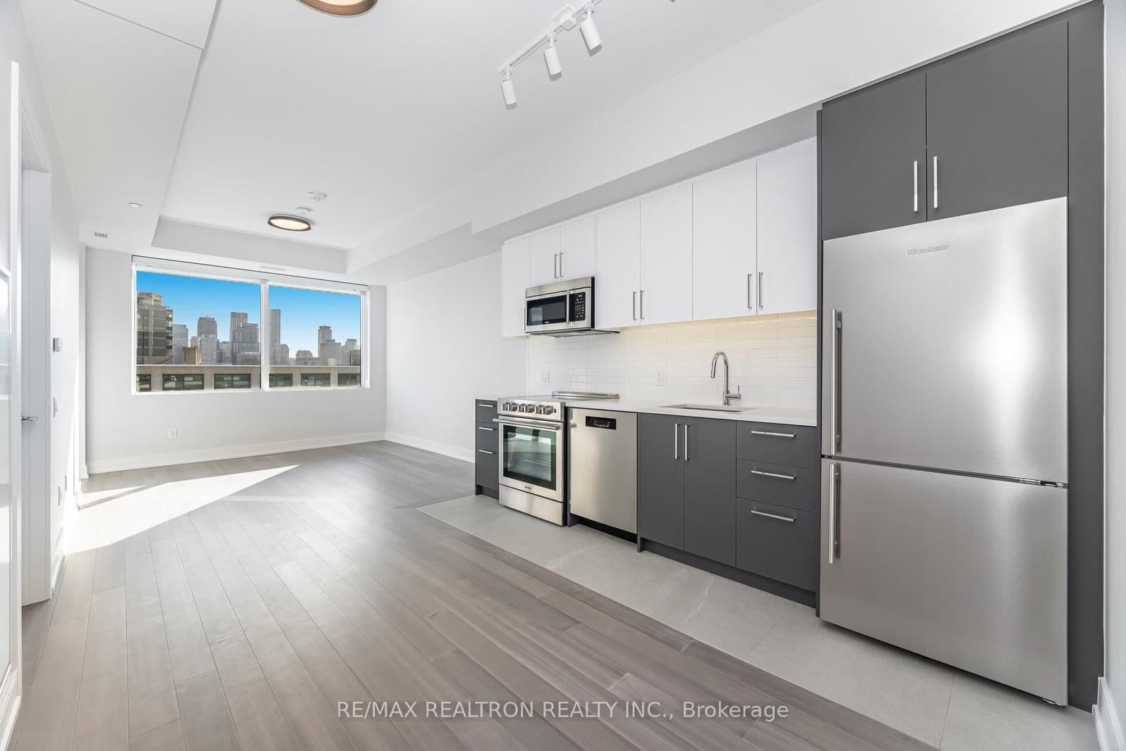 #907 - 664 Spadina Avenue