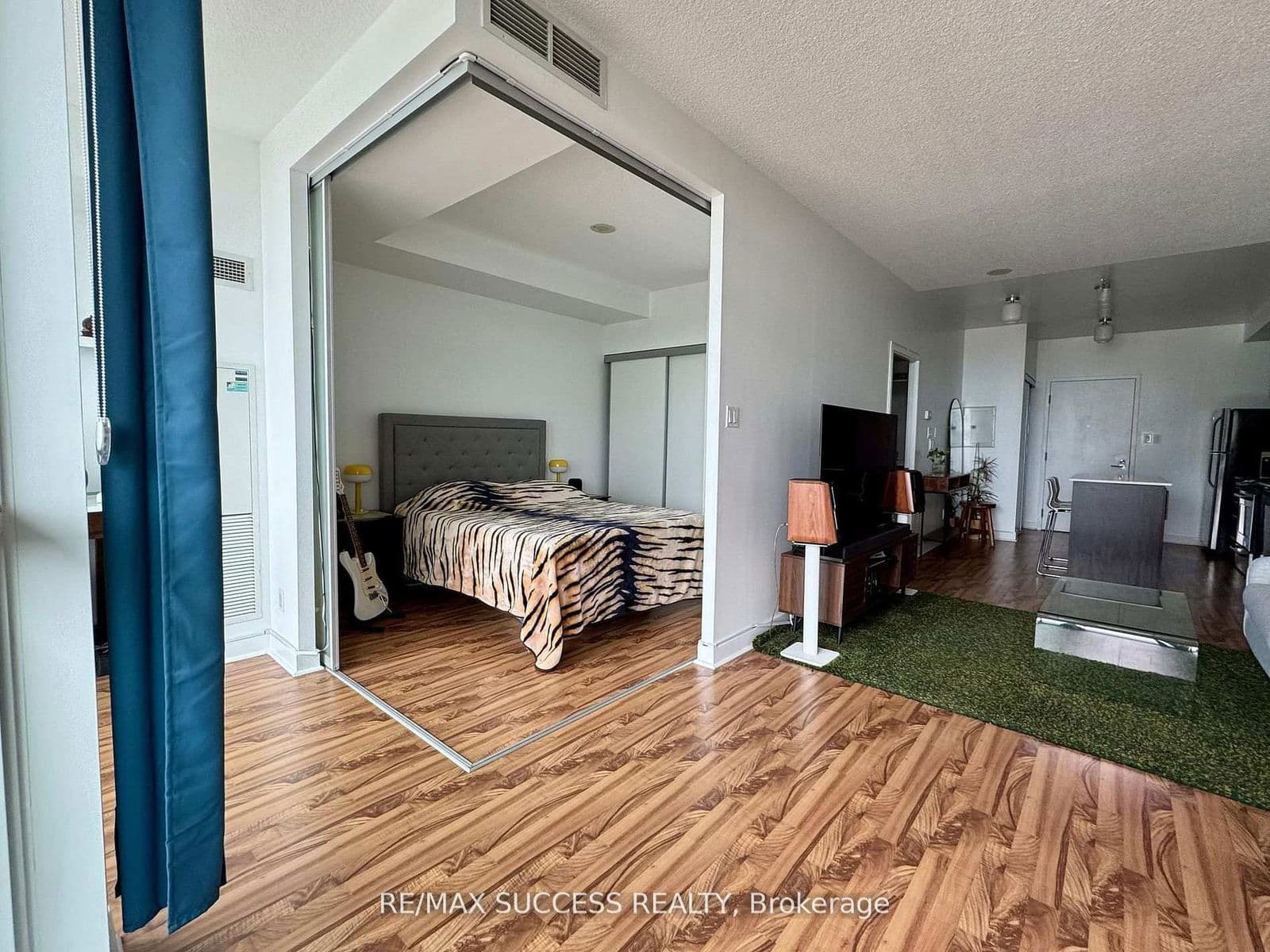 #1605 - 1171 Queen Street W