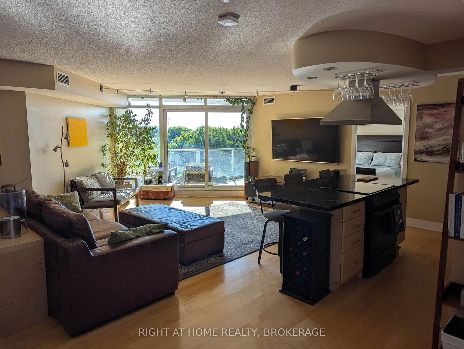 #608 - 550 Queens Quay W