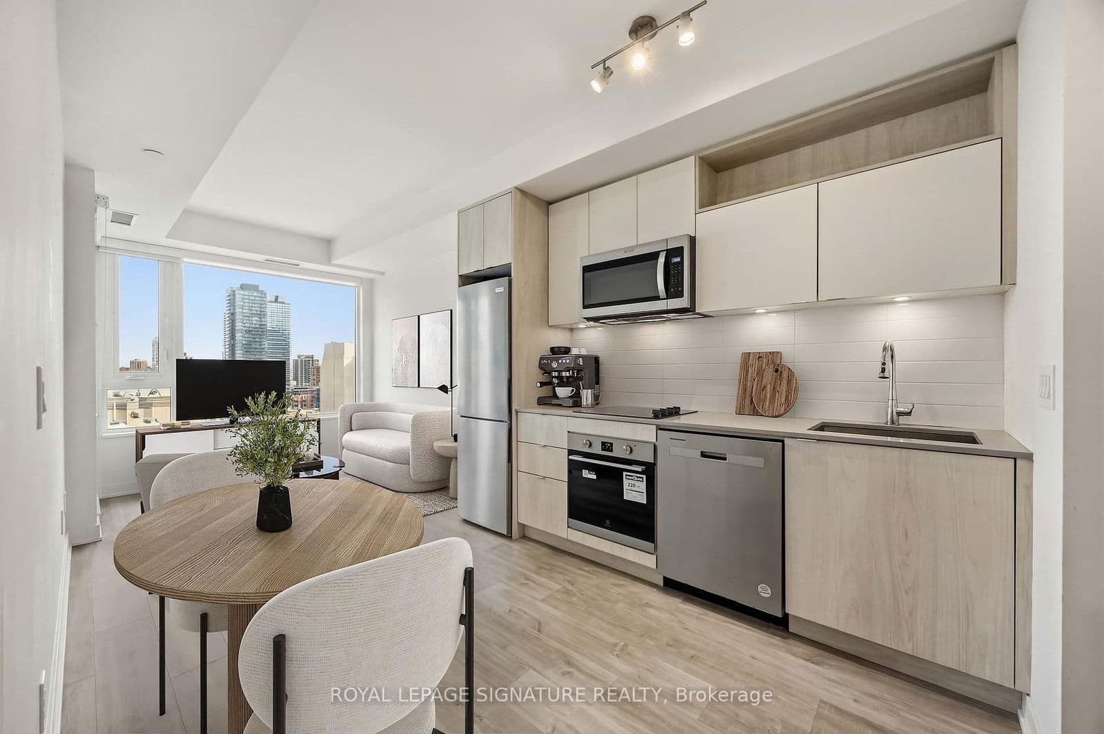 #913 - 60 Princess Street