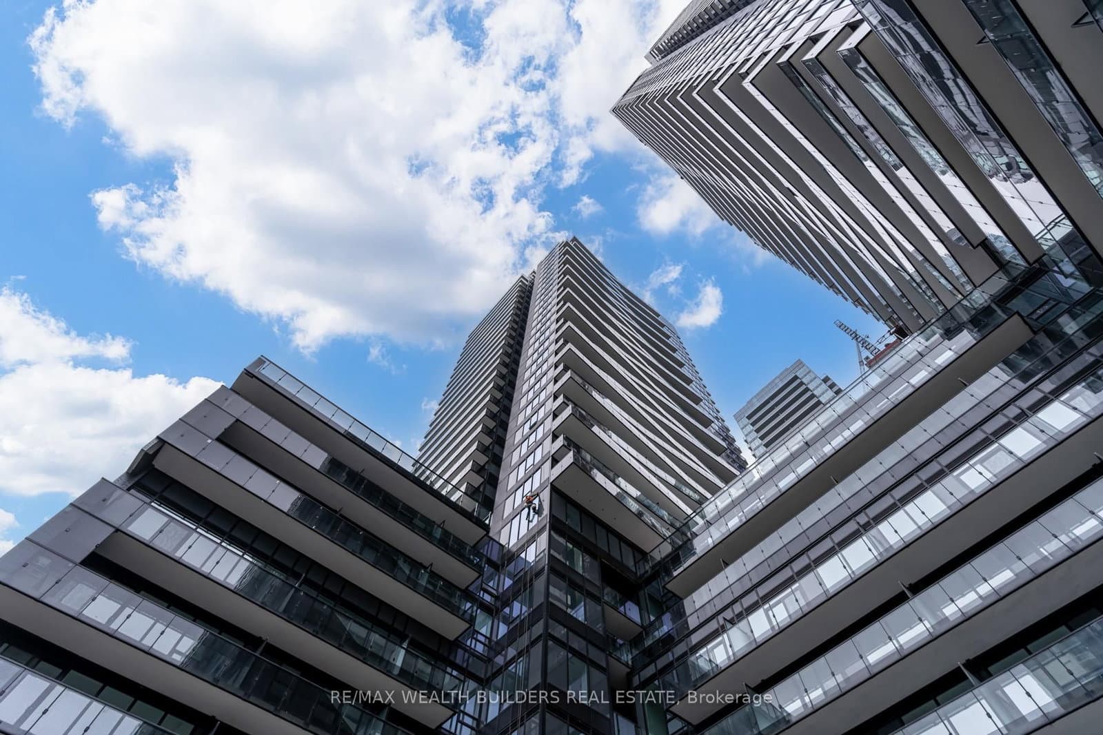 117 Broadway Avenue N, Unit 1006