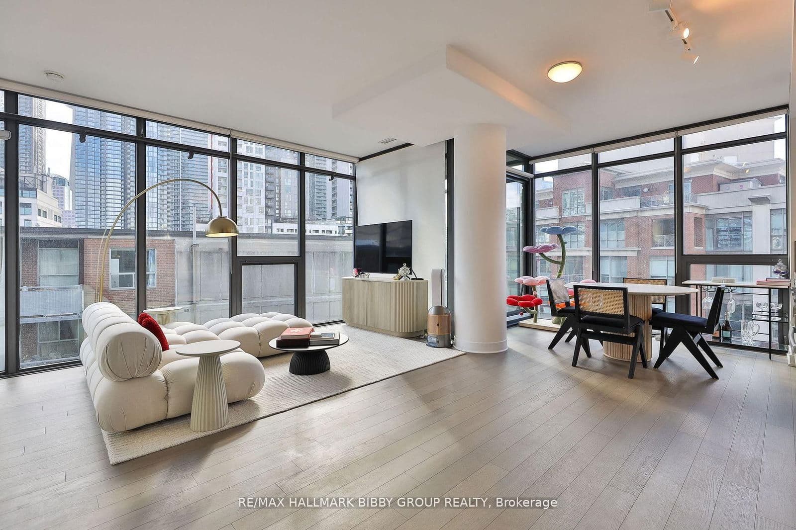 #710 - 15 Beverley Street