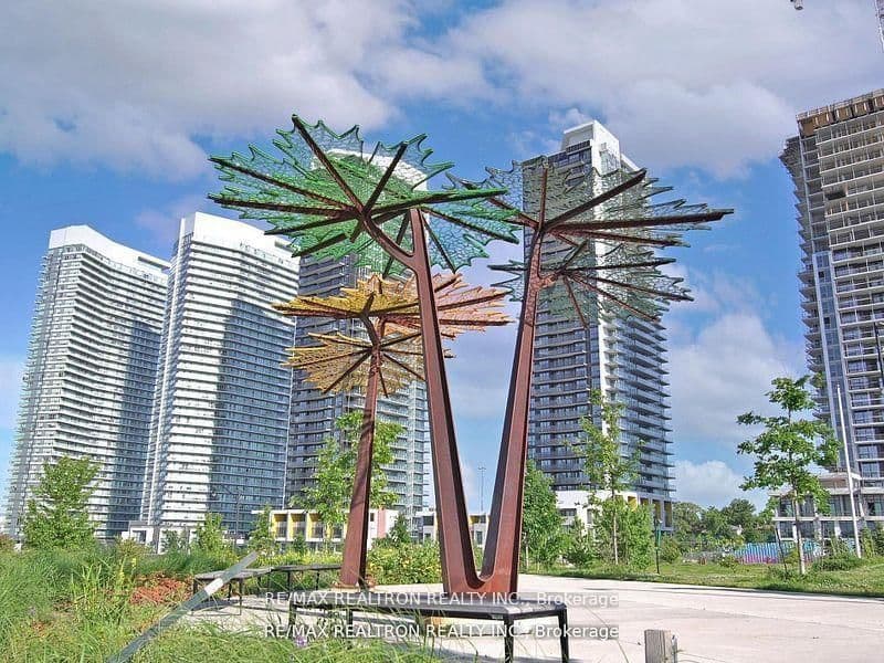 95 McMahon Drive, Unit Th515