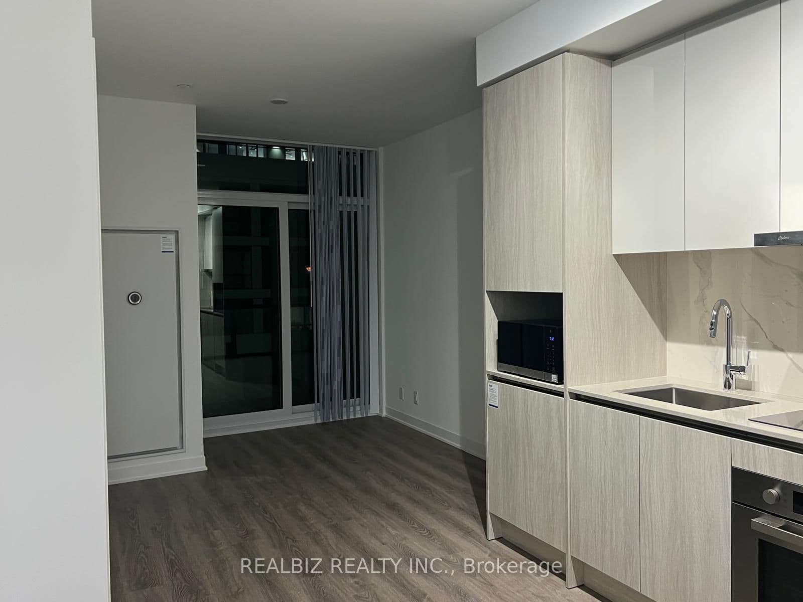 #1010 - 180 Front Street E