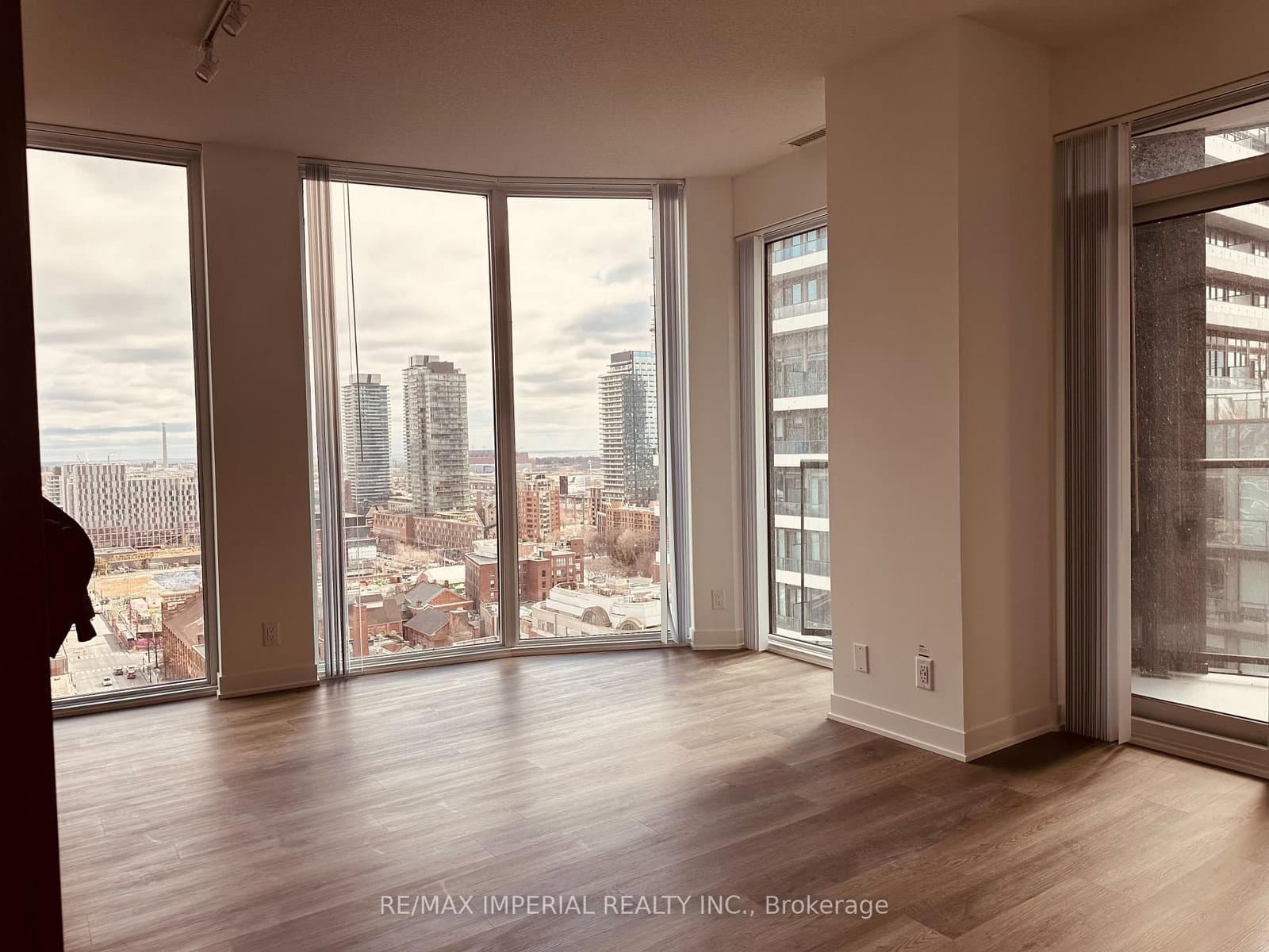 #2106 - 180 Front Street E