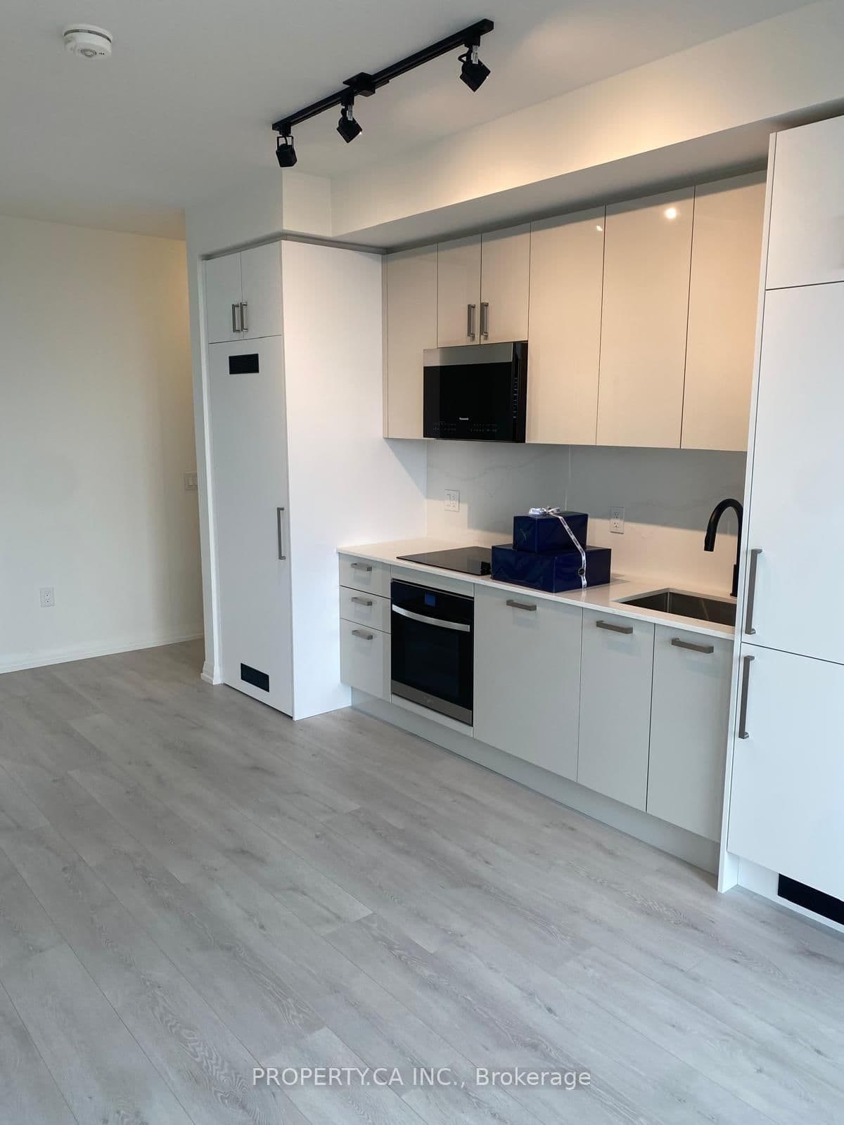 280 Dundas Street W, Unit 413