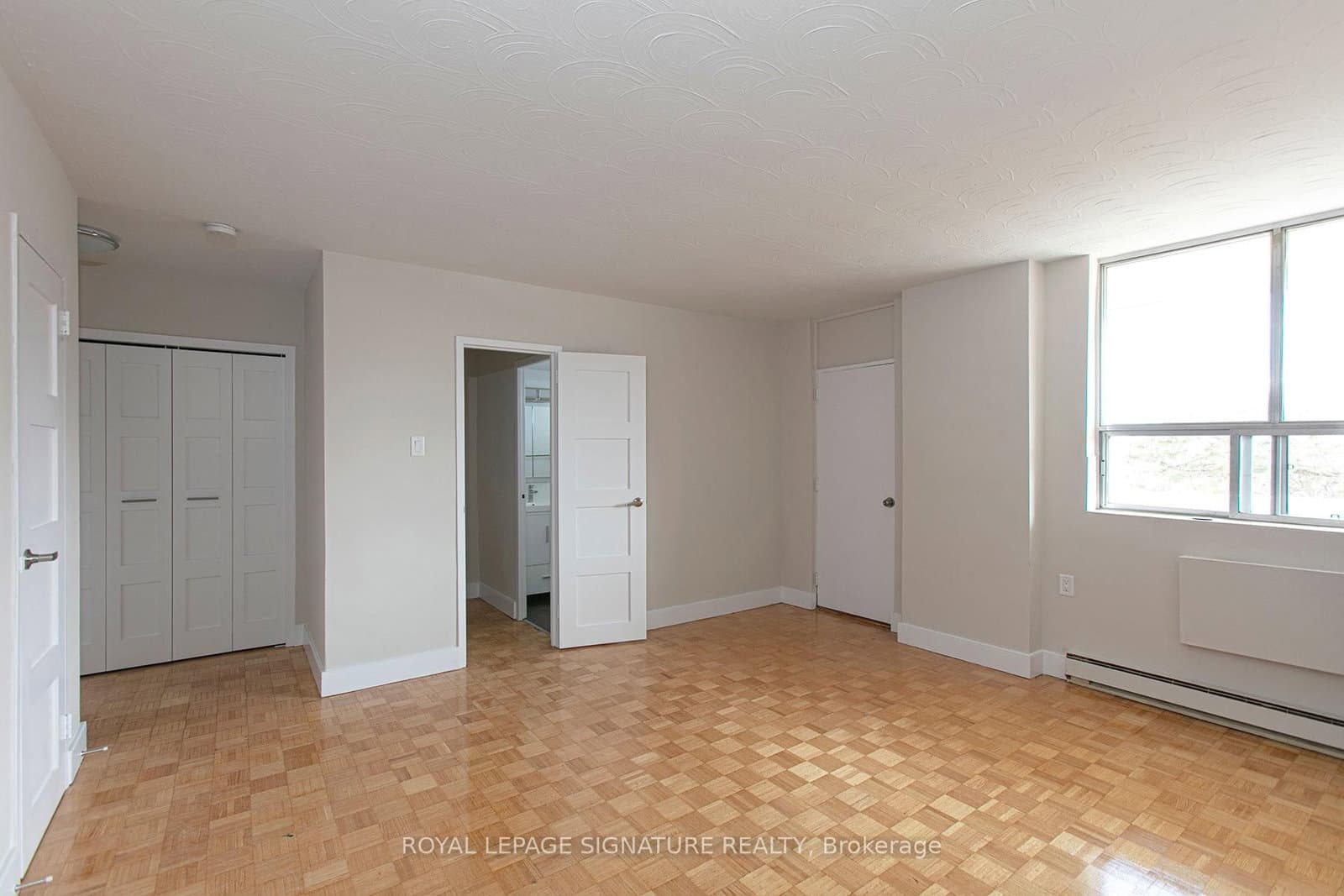 #900 - 525 Eglinton Avenue E