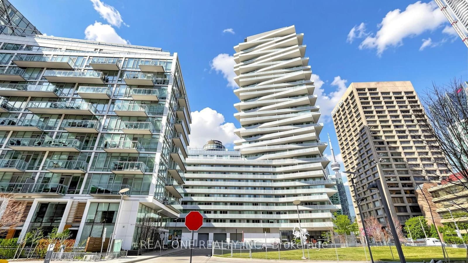 #907 - 15 Queens Quay E