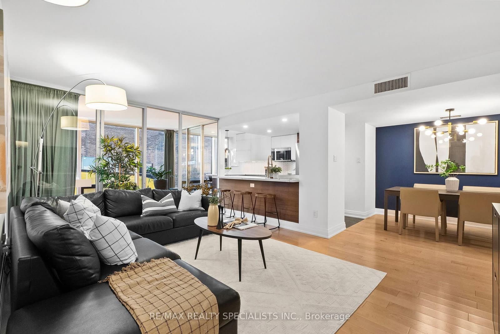 #404 - 30 Wellington Street E