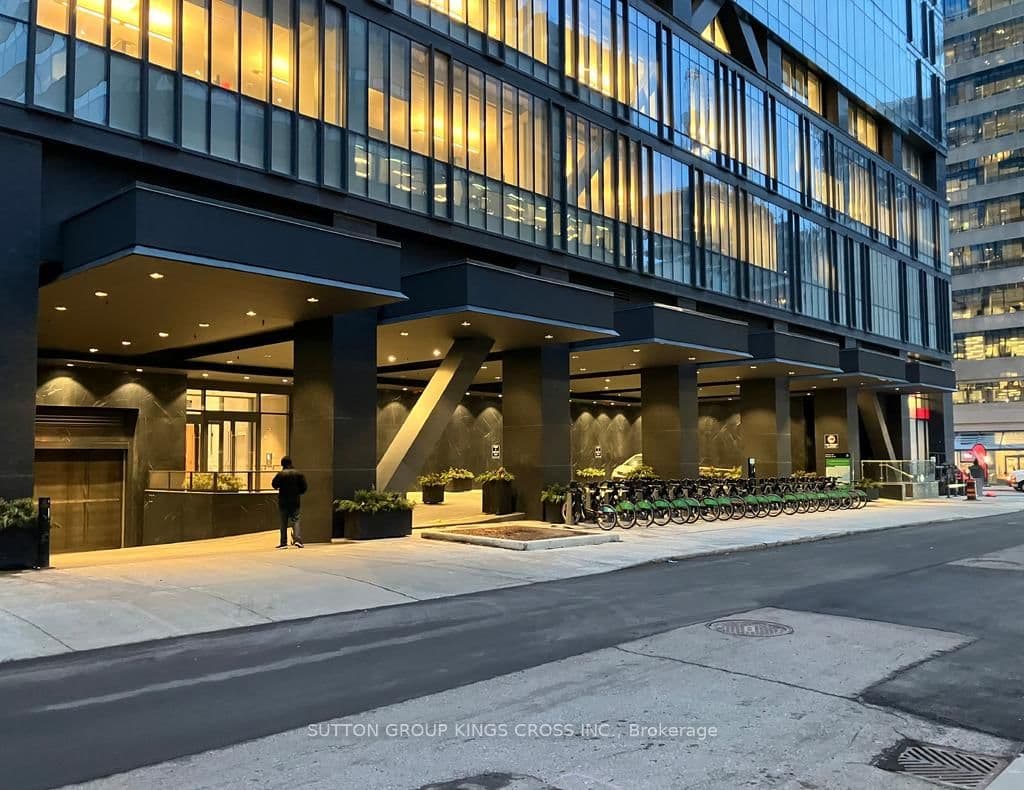 488 University Avenue, Unit 3901