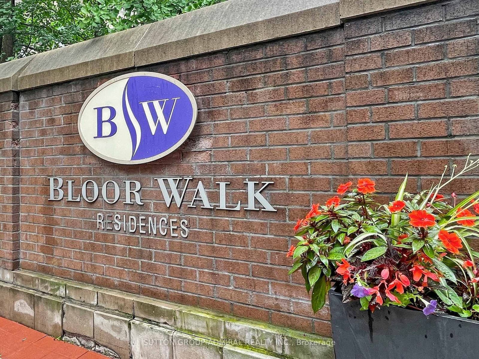 #812 - 100 Hayden Street