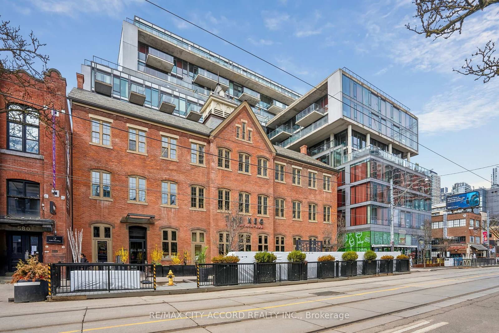 #718 - 560 W King Street W