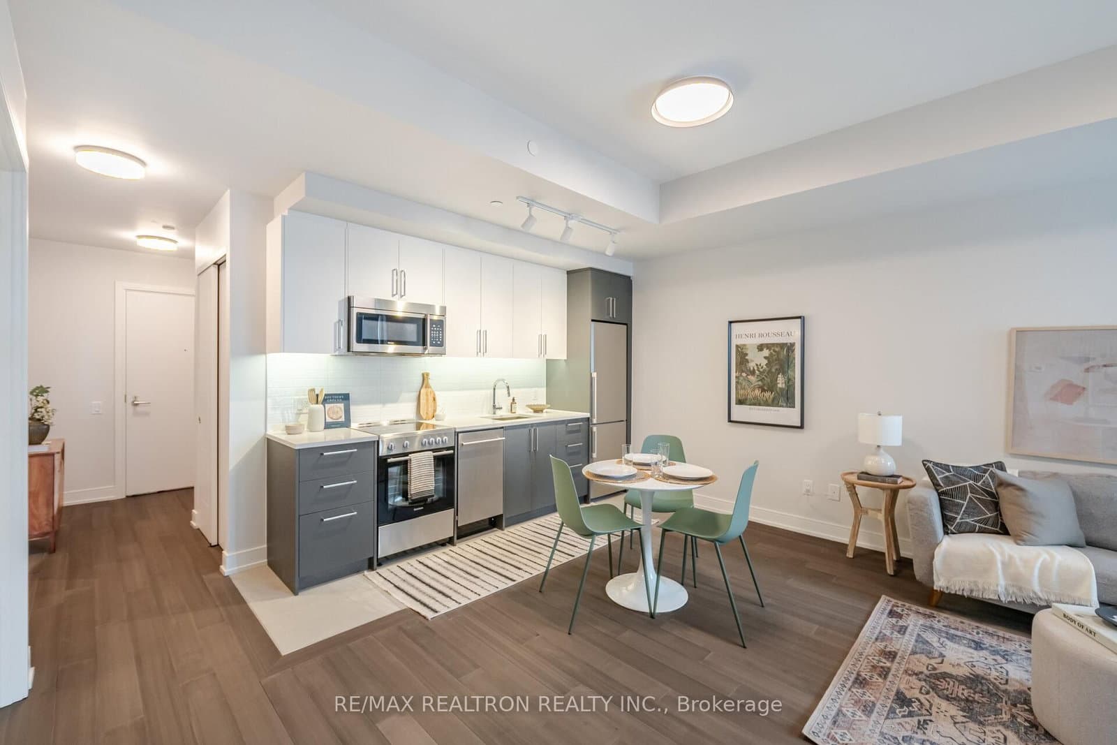 #711 - 664 Spadina Avenue