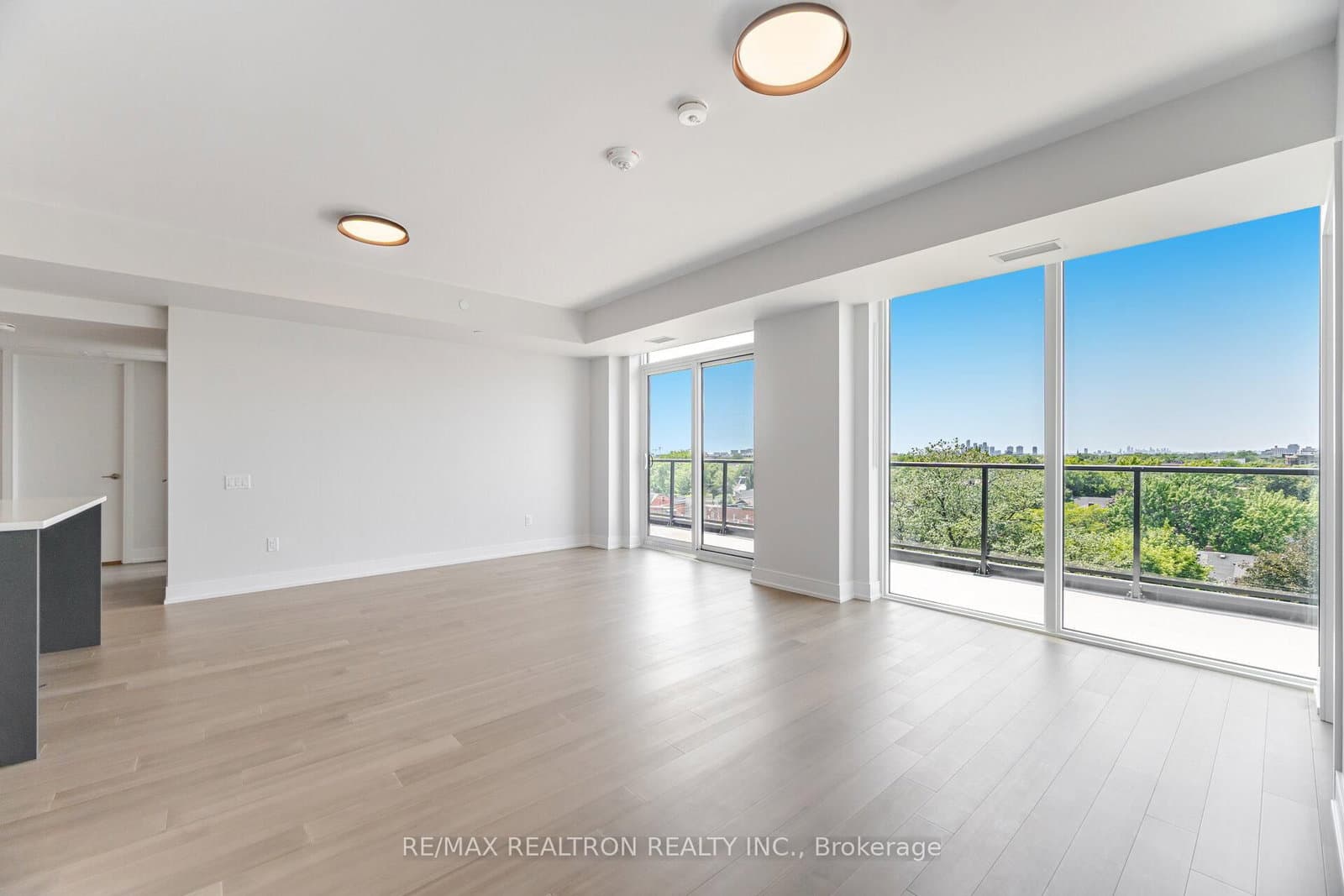 #602 - 664 Spadina Avenue