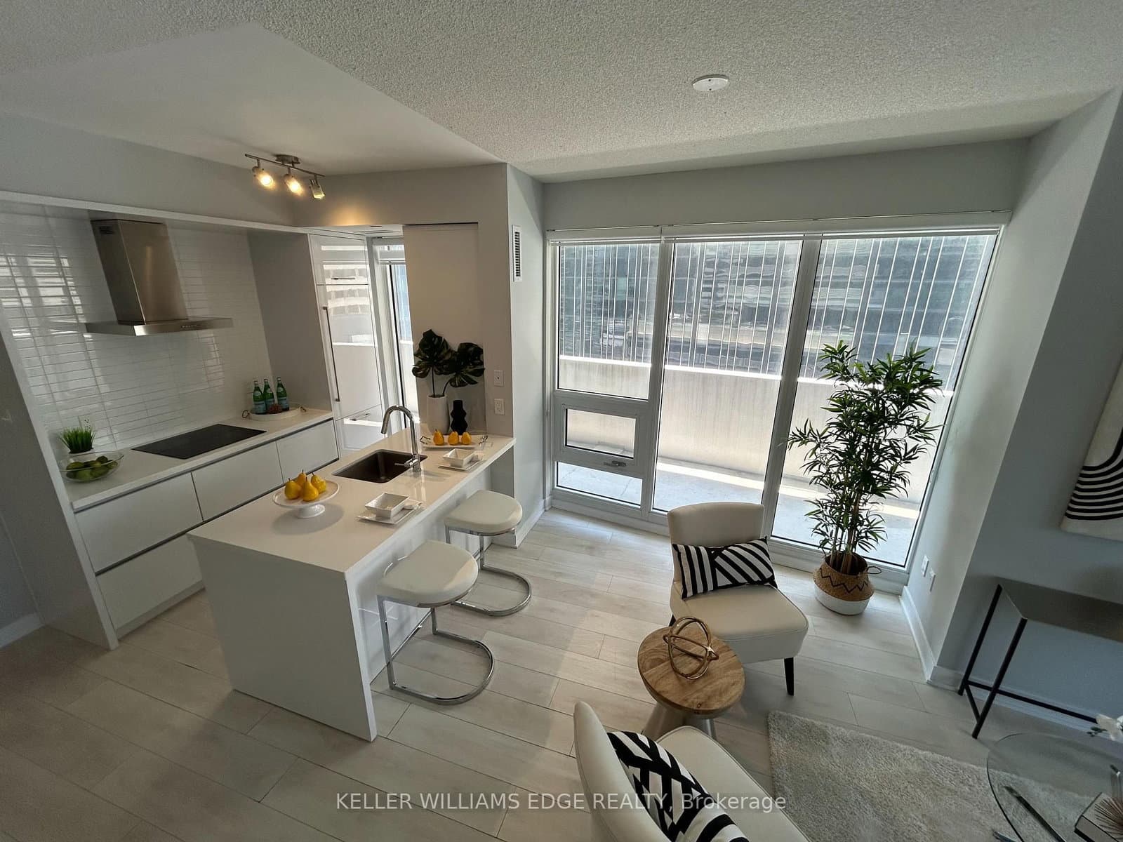 #809 - 2221 Yonge Street