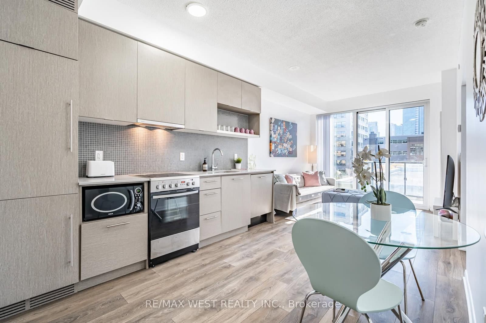 #409 - 435 Richmond Street W