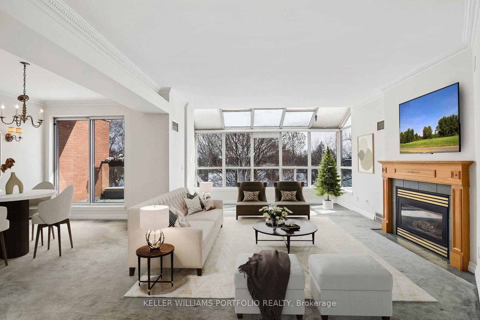 #702 - 2727 Yonge Street