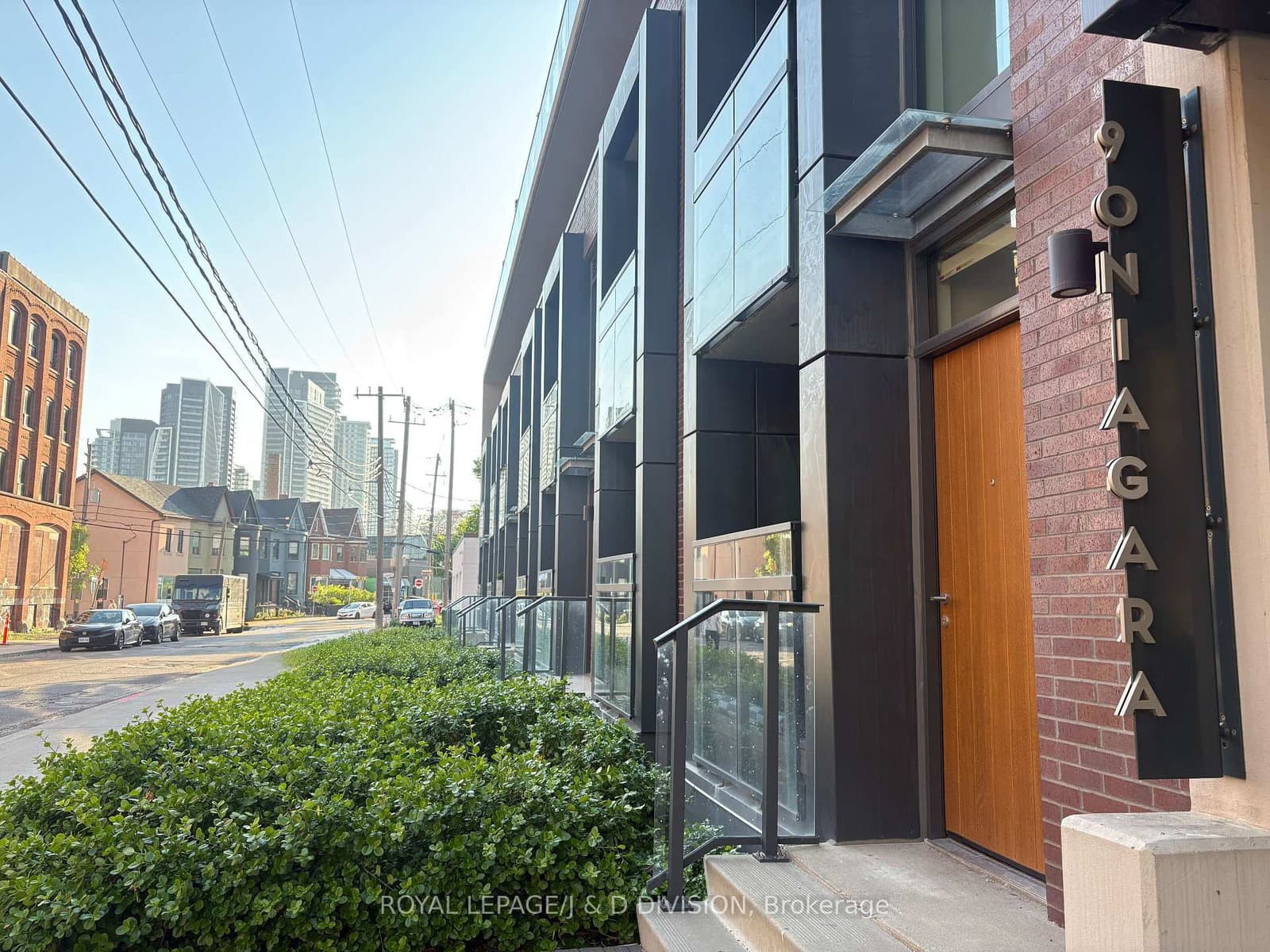 #405 - 90 Niagara Street