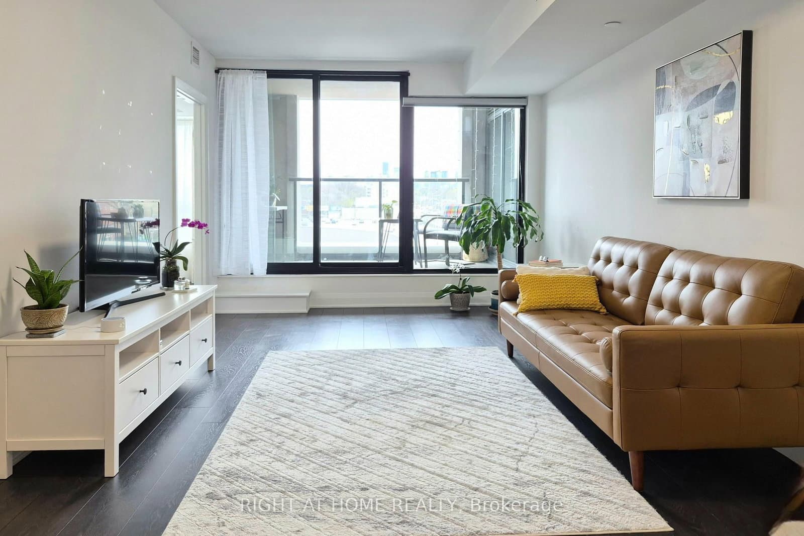 #319 - 33 Frederick Todd Way W