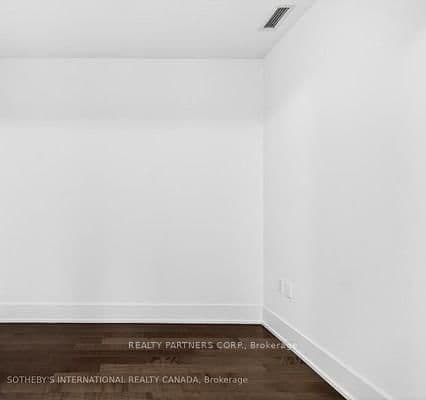 #426 - 39 Queens Quay E