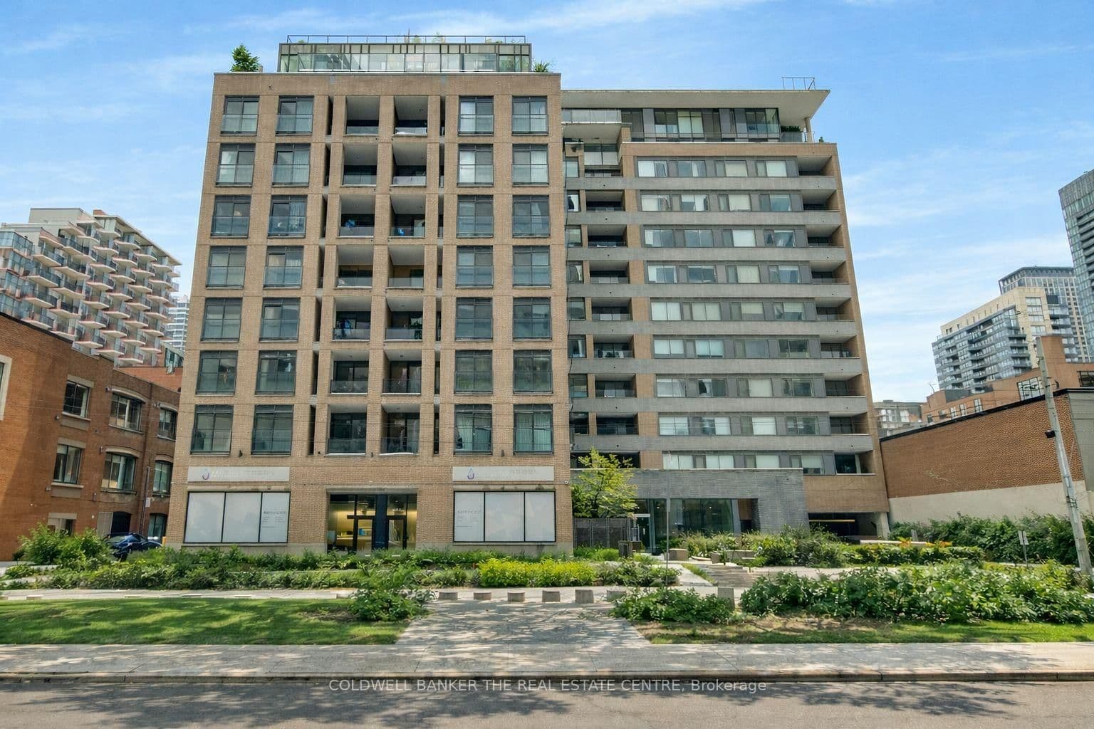 #802 - 400 Wellington Street W