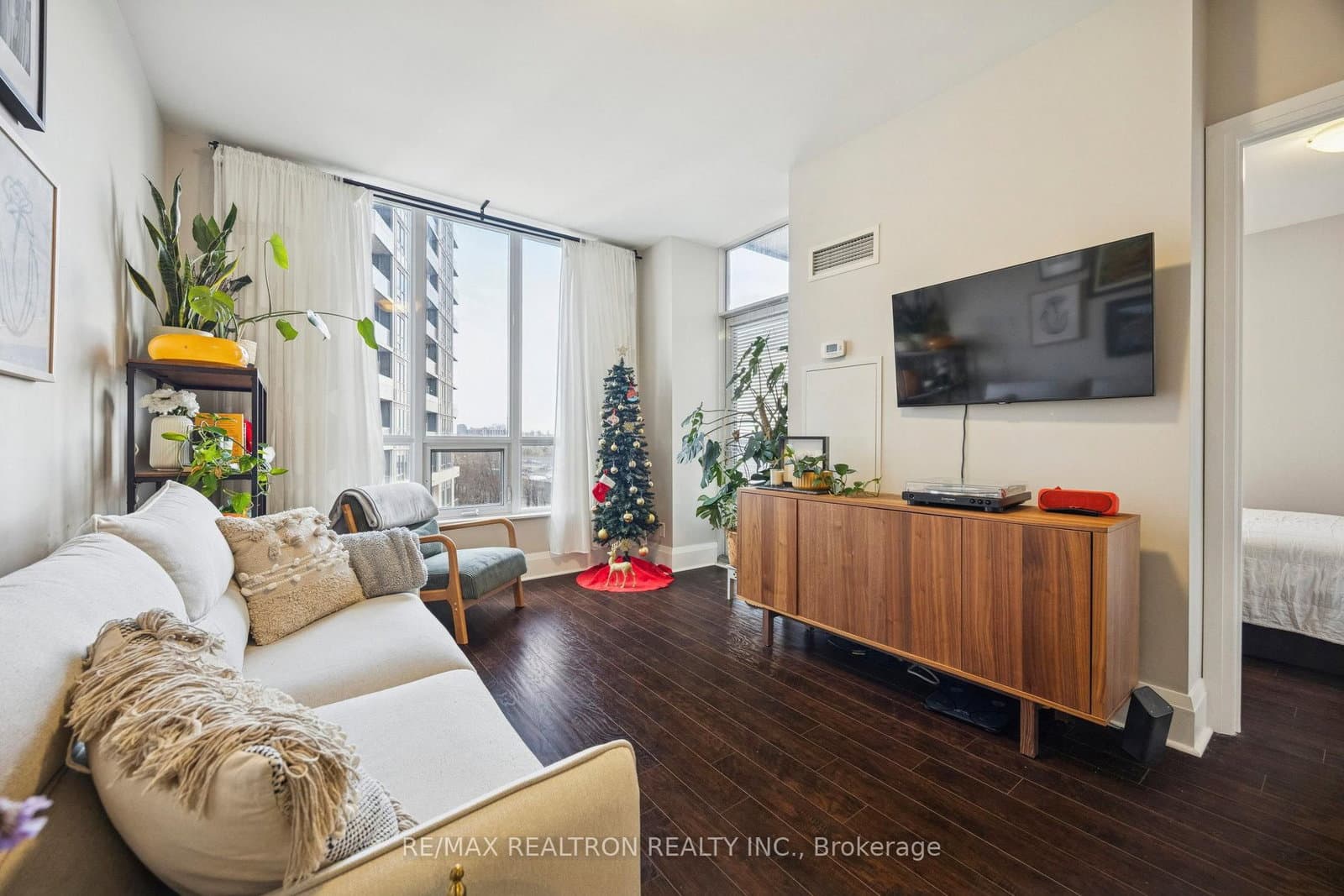 #323 - 100 Harrison Garden Boulevard