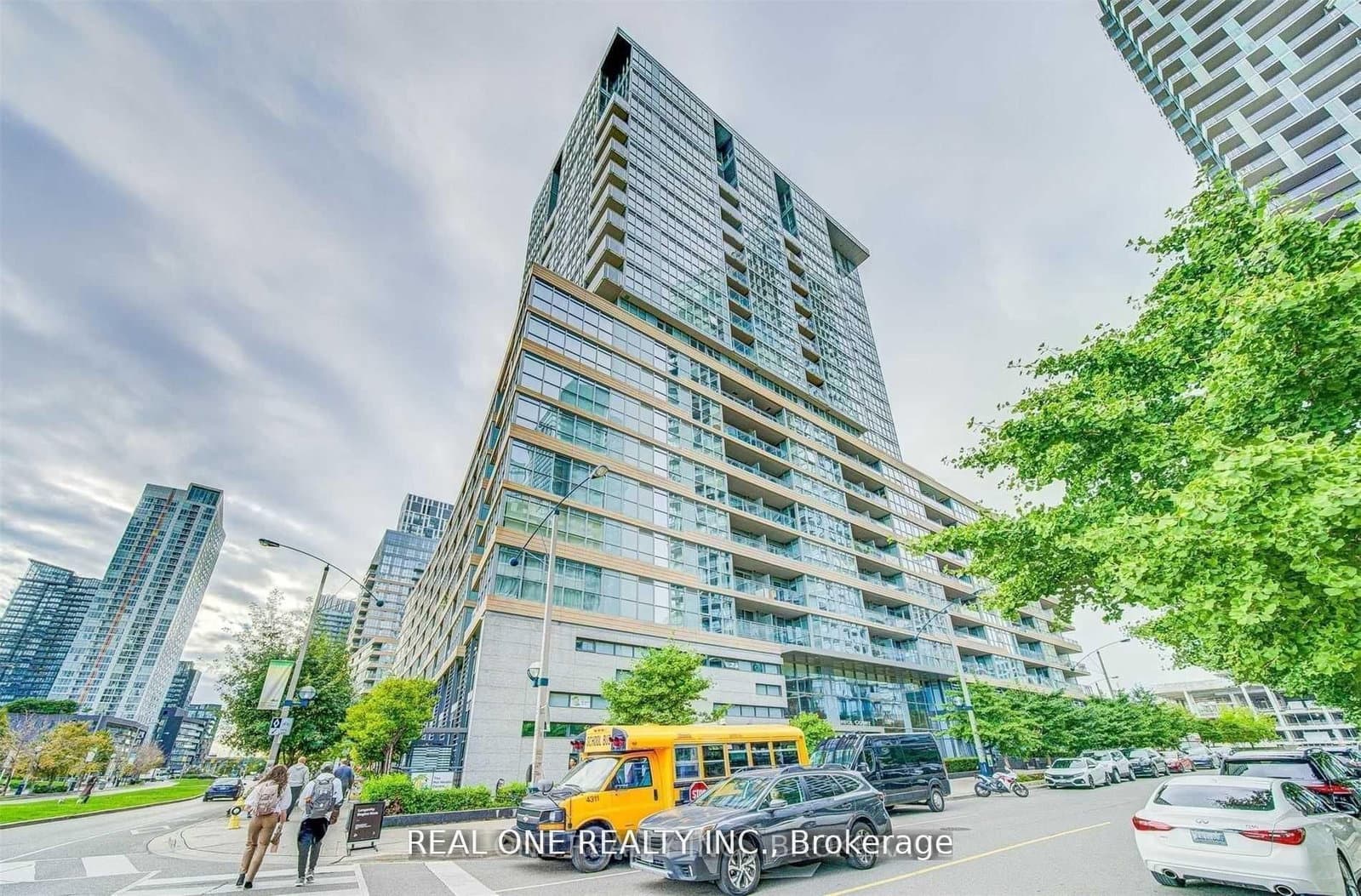 #727 - 10 Capreol Court