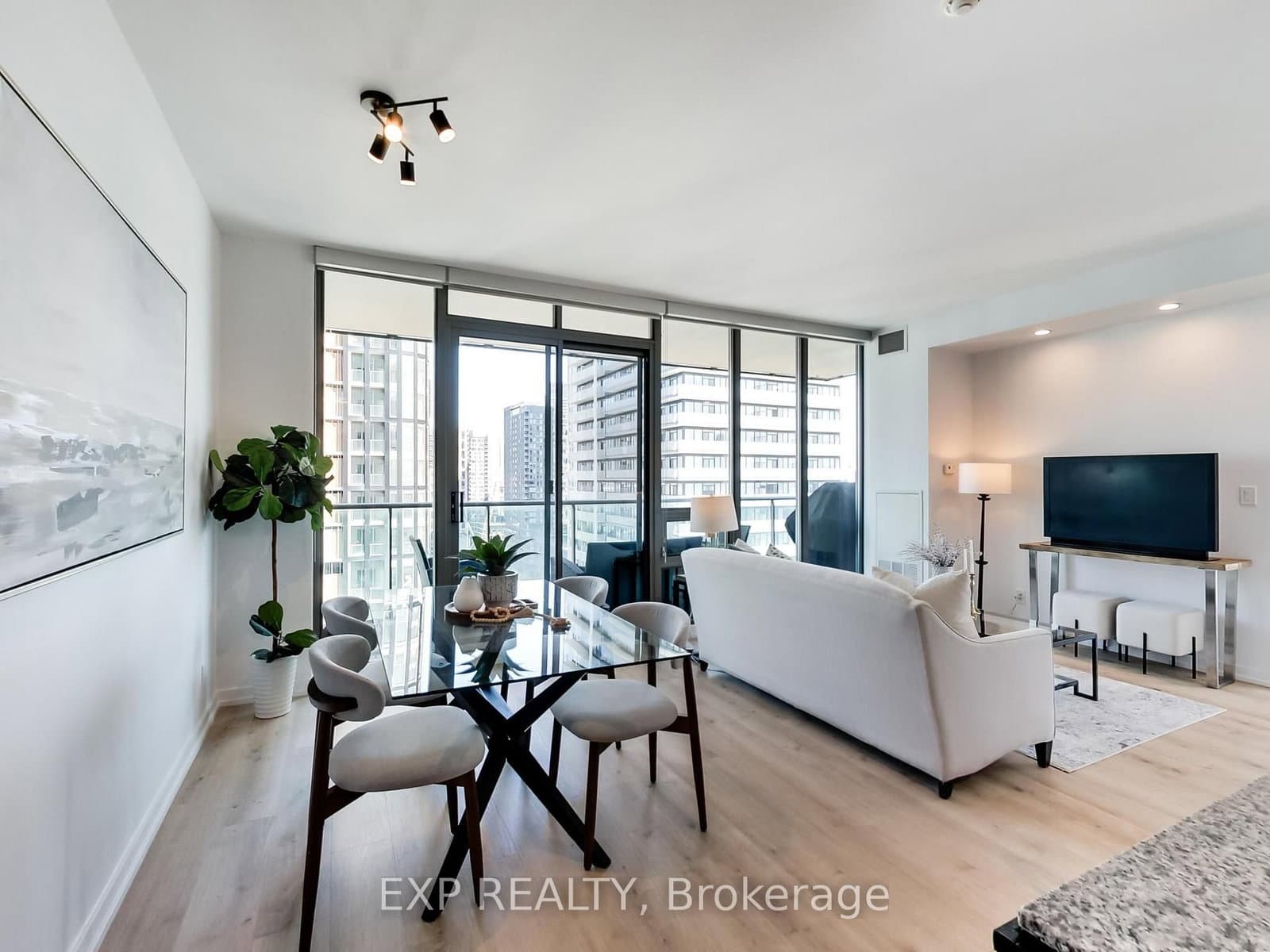 #1906 - 33 Lombard Street