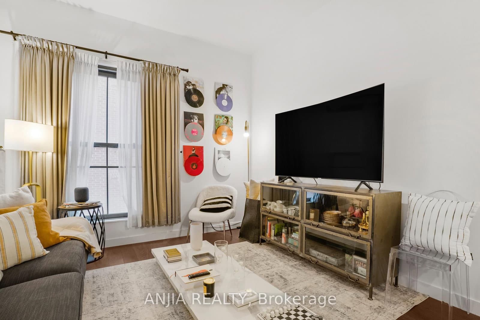 #414 - 5 St Joseph Street