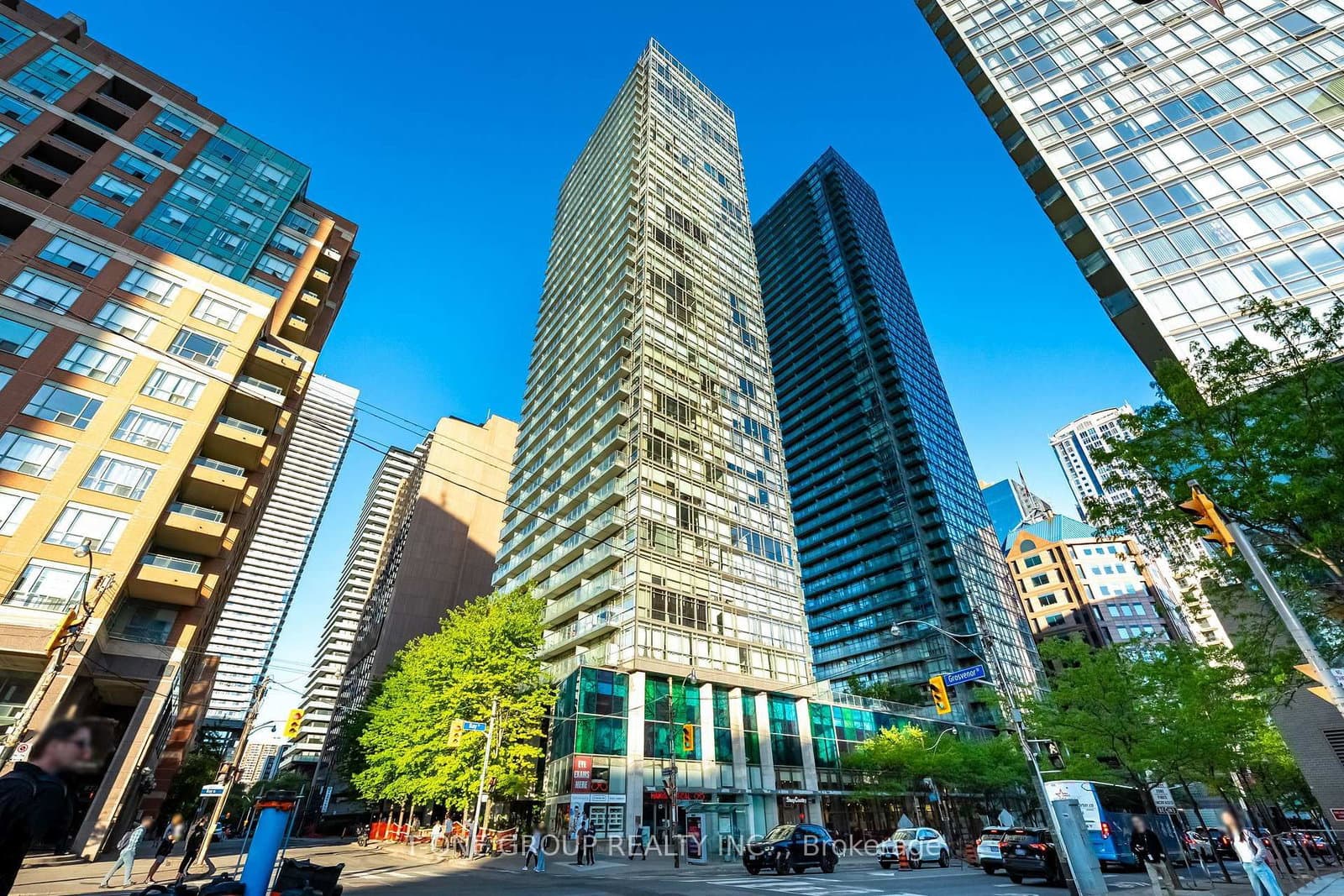 #702 - 37 Grosvenor Street