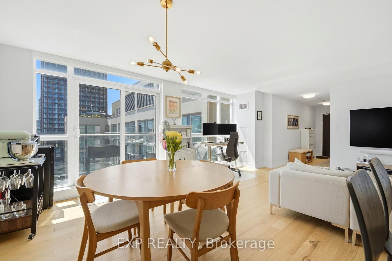 #PH20 - 230 King Street E