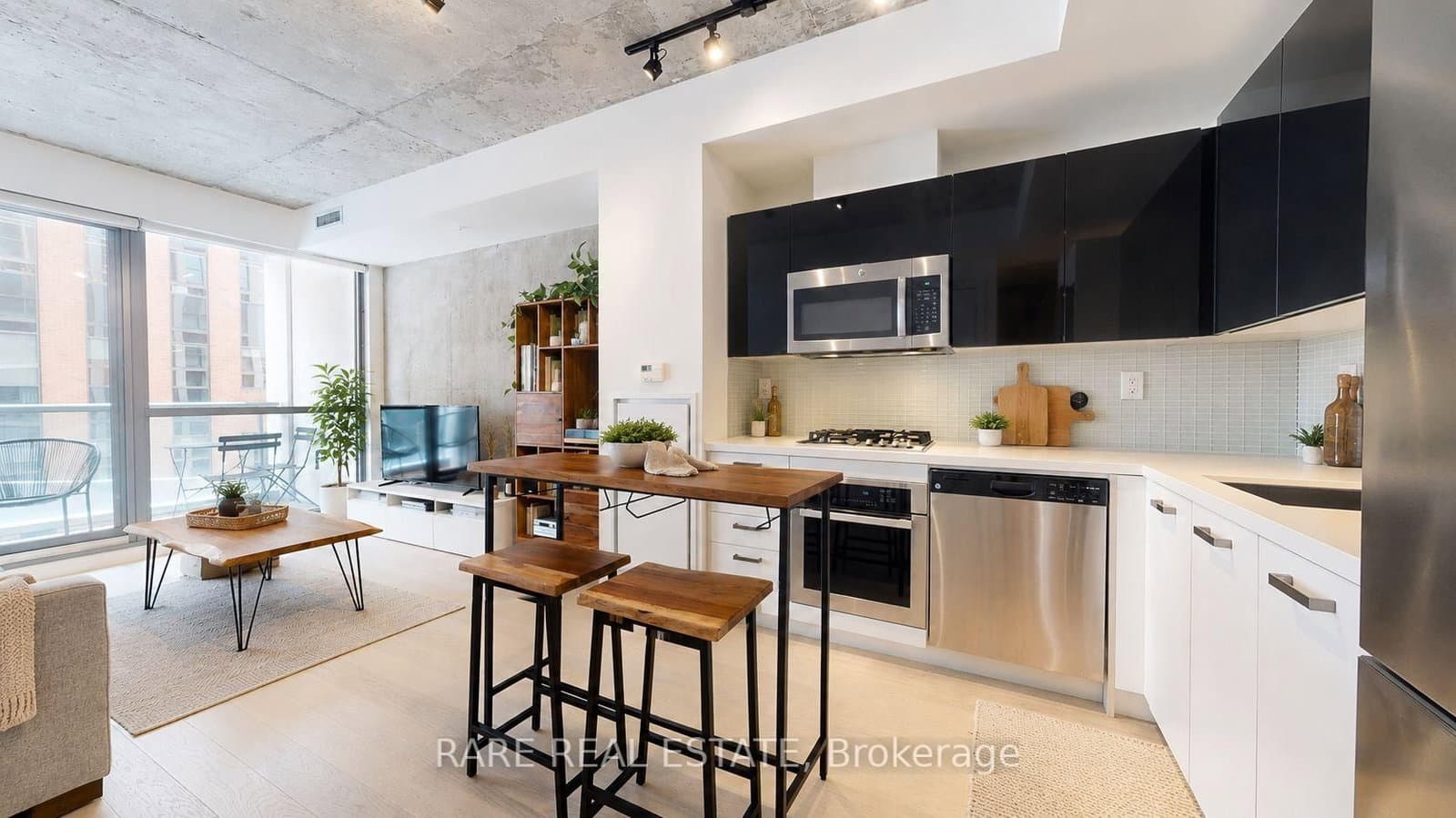 #421 - 39 Brant Street