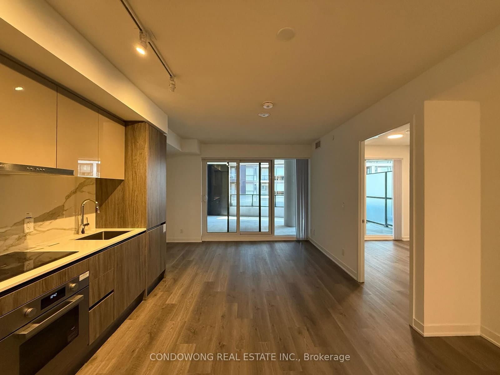 #607 - 180 Front Street E
