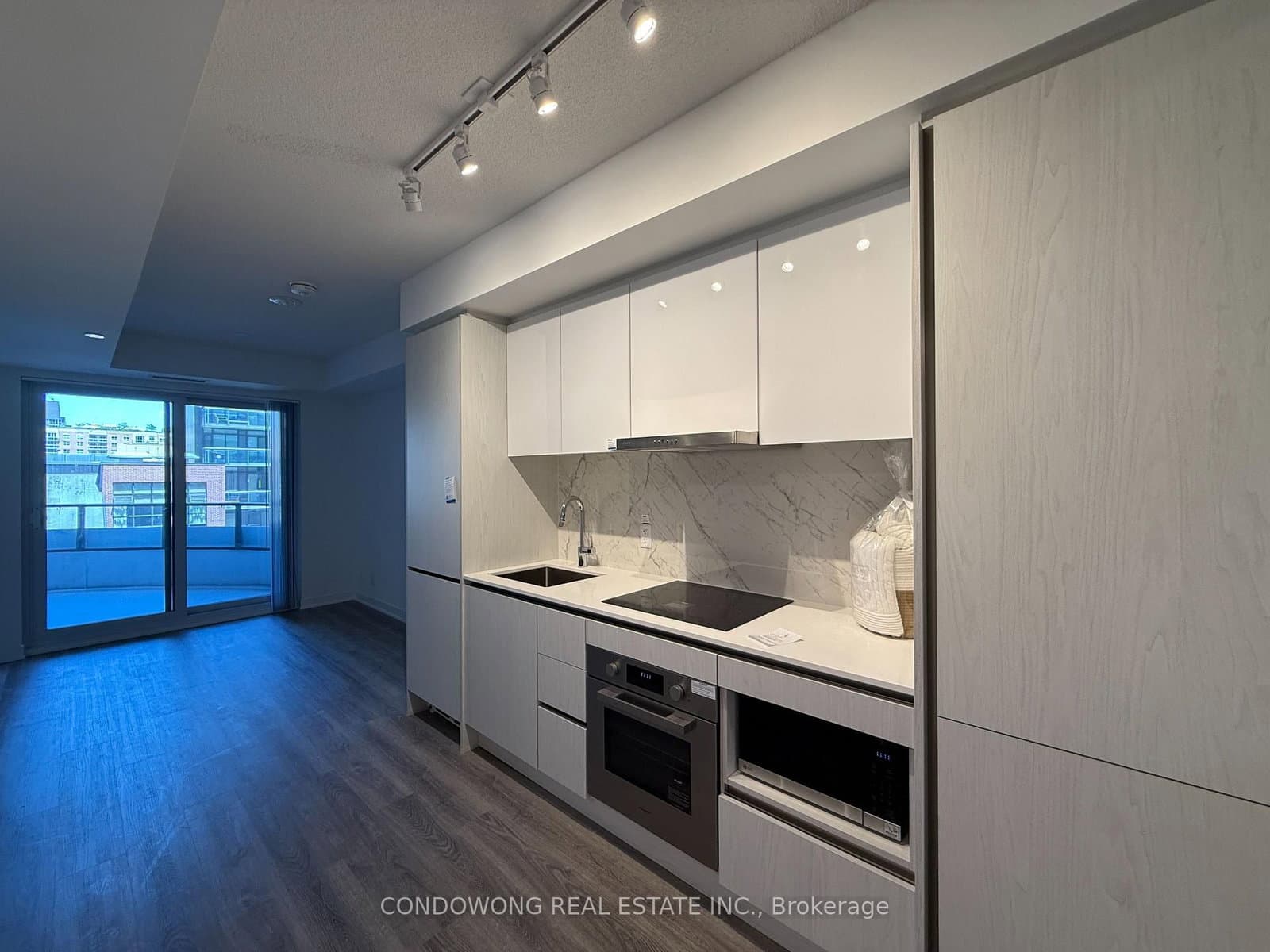 #903 - 180 Front Street E