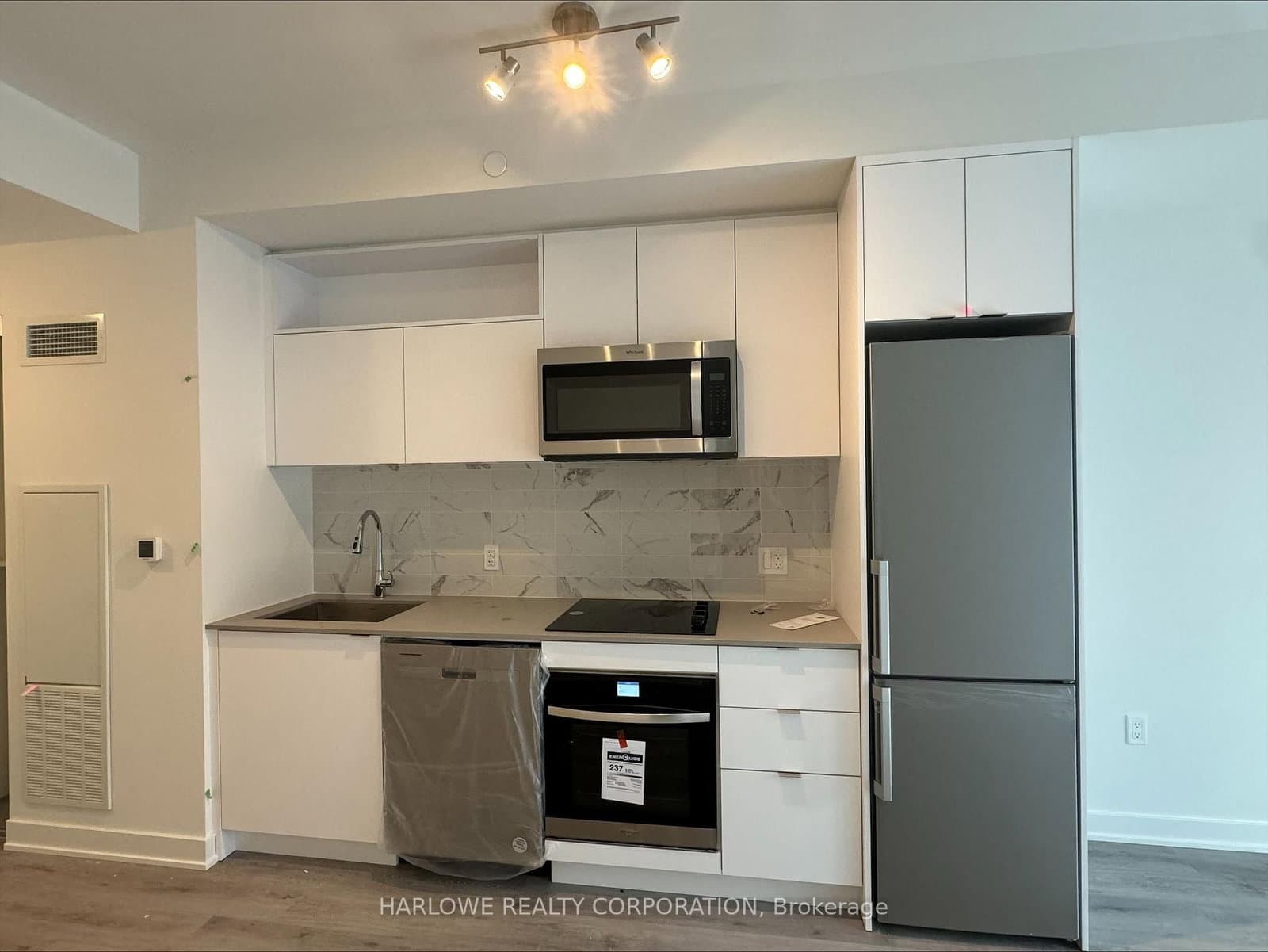 70 Princess Street, Unit 2813 E