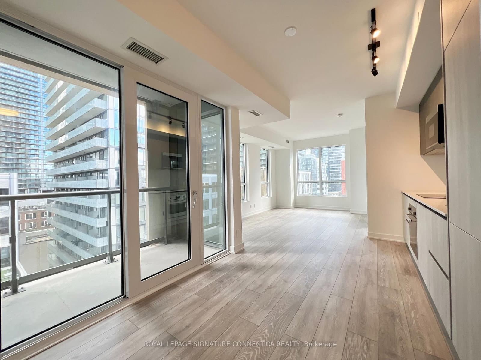 108 Peter Street, Unit 1107