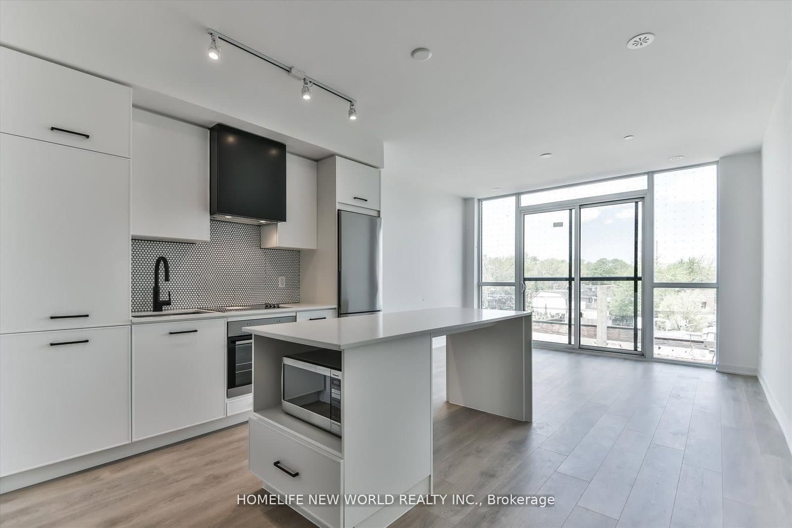 #405 - 899 Queen Street E