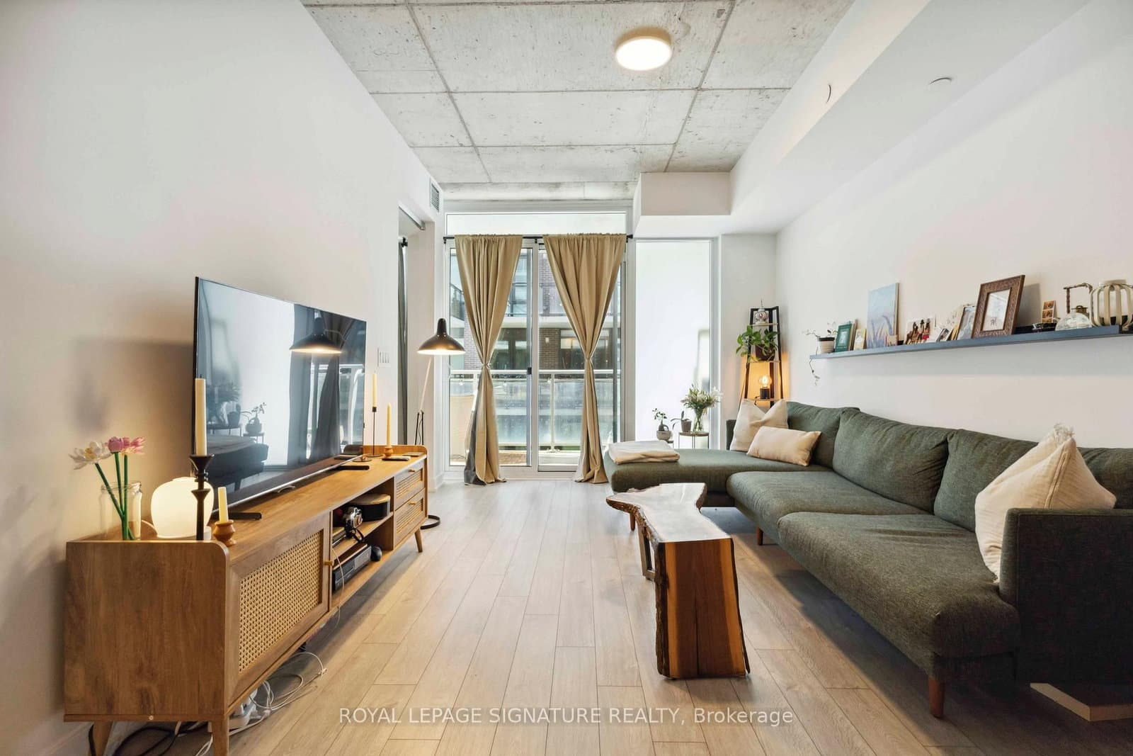 #313 - 665 Queen Street E