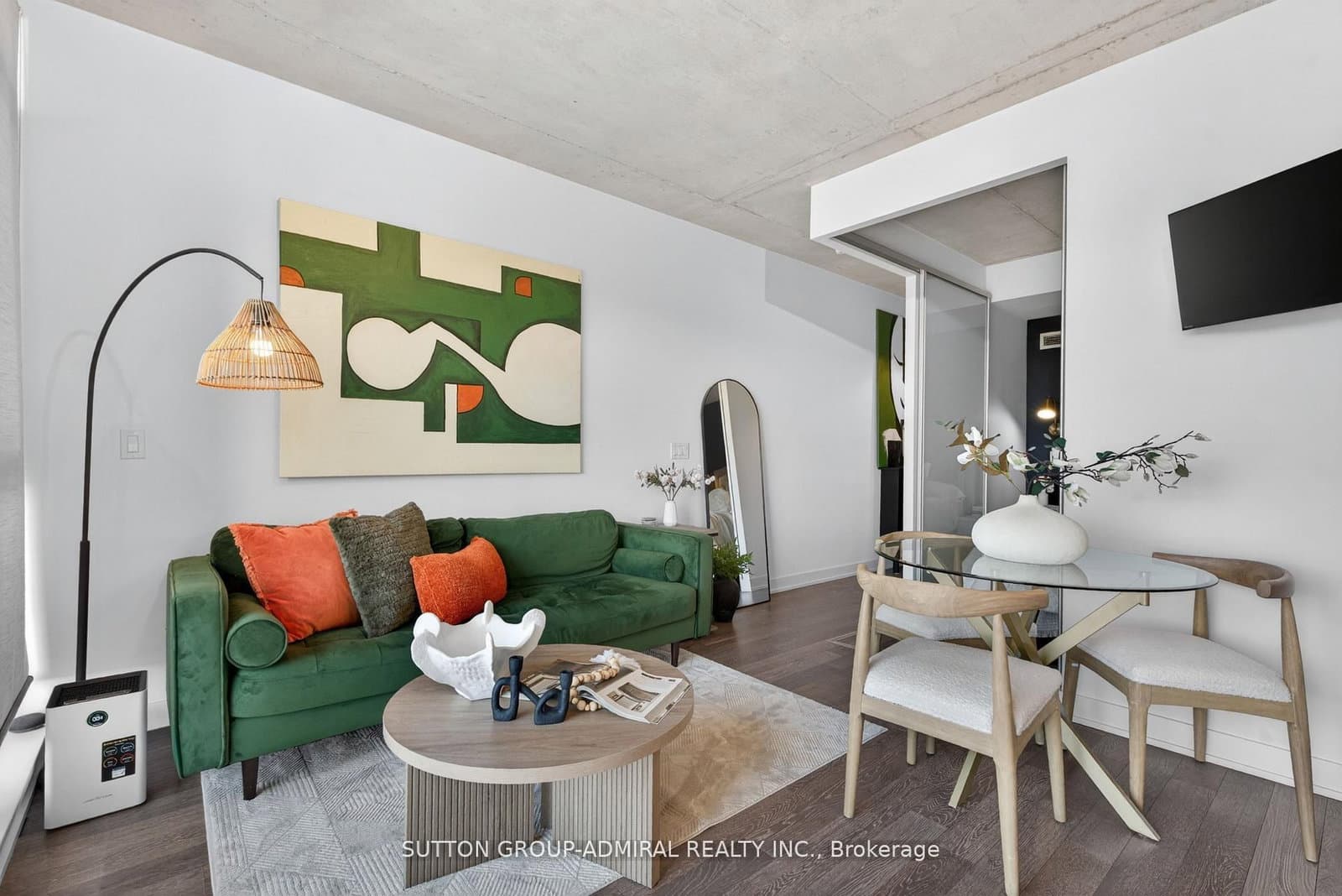 #725 - 1190 Dundas Street E
