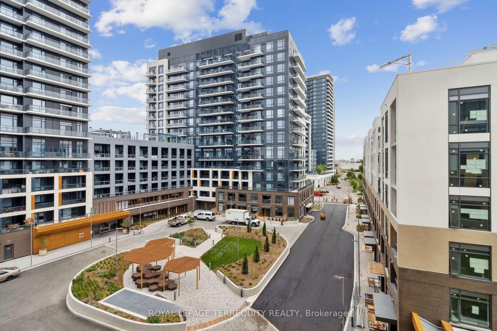 8 Beverley Glen Boulevard, Unit D-324
