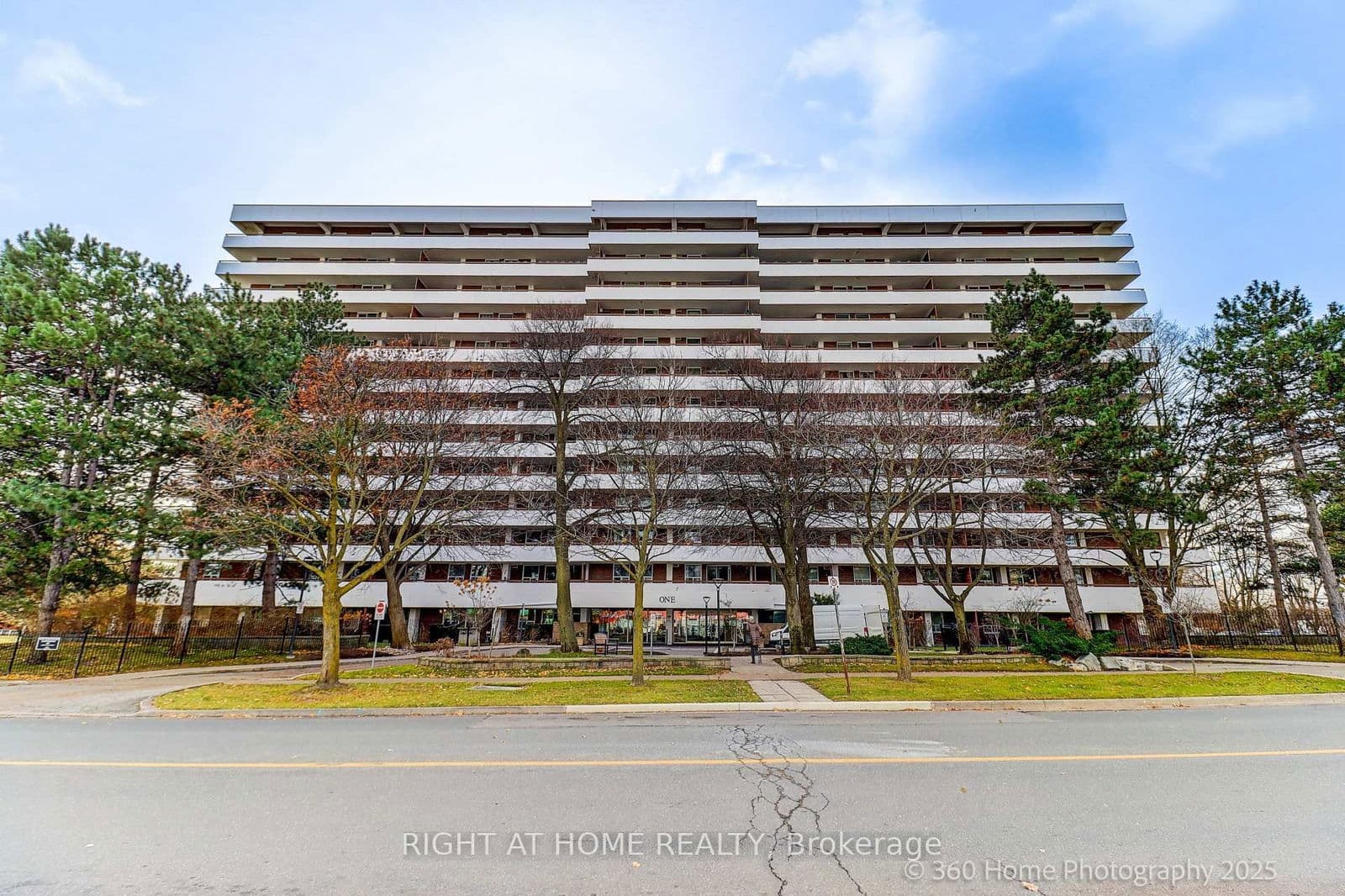 #1107 - 1 Royal Orchard Boulevard