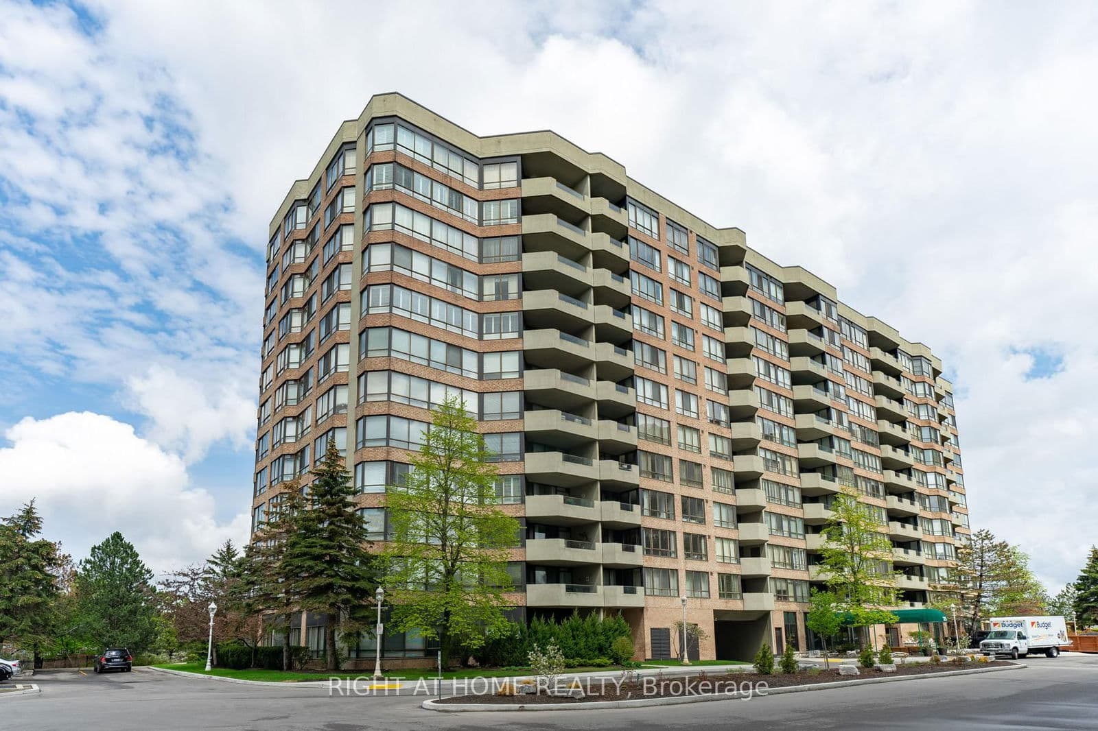 #520 - 25 Austin Drive