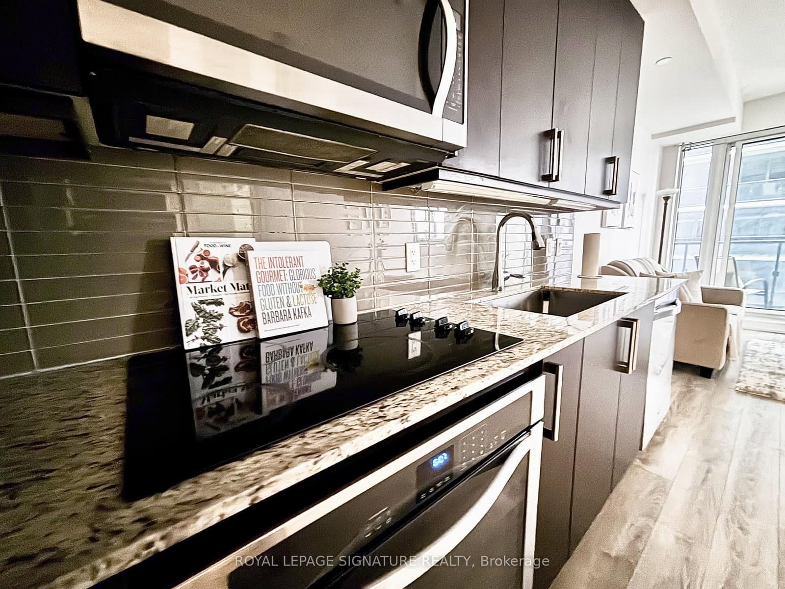 #710 - 9600 Yonge Street