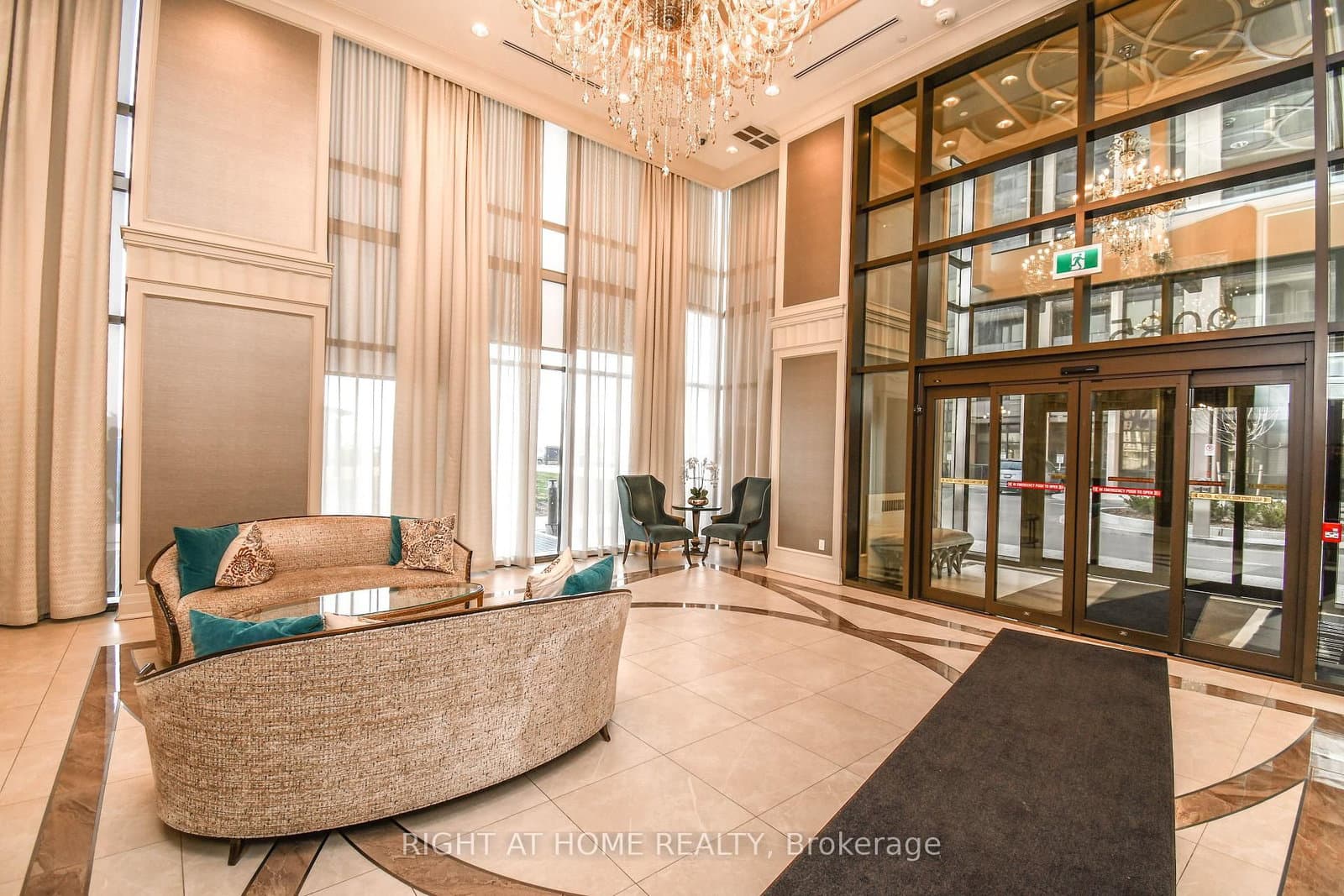 9085 Jane Street, Unit 811