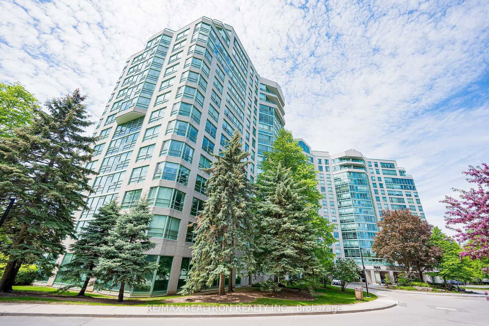 #910 - 7805 Bayview Avenue